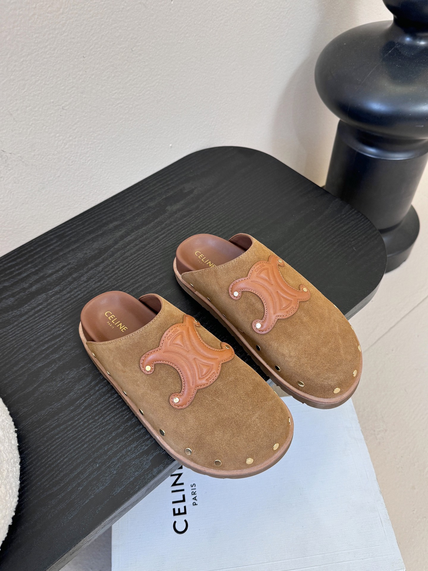 NO:646710,CELINE · Celine Celine recently presents the PITEA clogs wool thick-soled Mule shoes and fur slippers series. The top version is followed by the original cowhide bag midsole with a 3D three-dimensional logo, the original customized wool perfectly matches the color of the counter, and the original private model imported material multi-layer combination outsole. Women's size 35-39 4041 customized, half drag, celine, celine, cowhide19860909CELINE·思琳 赛琳最新呈现PITEA木屐羊毛厚底穆勒鞋毛拖系列.顶级版本后跟原版牛皮包中底3D立体logo,原版定制羊毛完美契合专柜颜色,原版私模进口材质多层组合大底.女码35-39 4041定制,半拖,celine,celine,cowhide,Women's Shoes