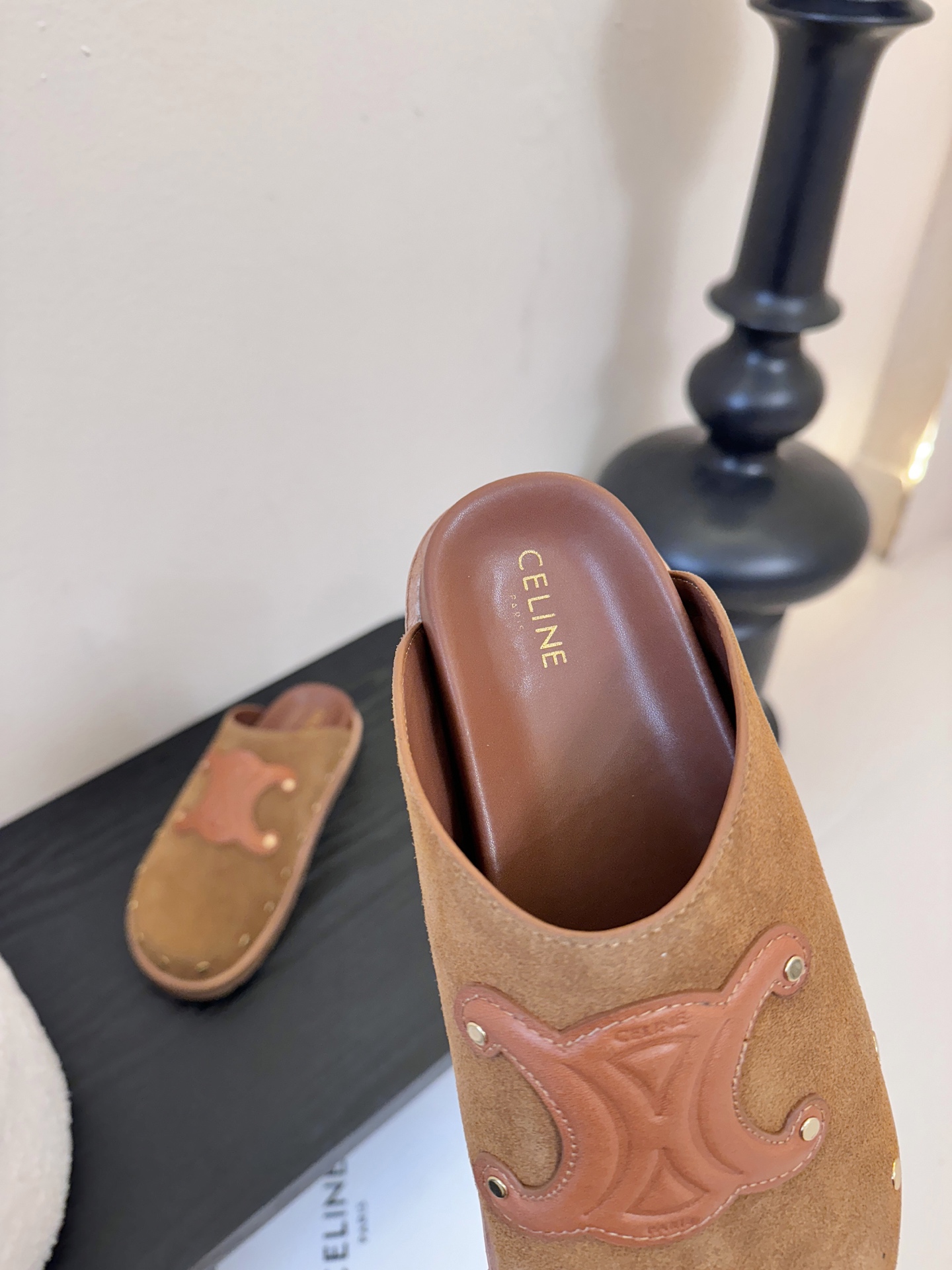 CELINE·思琳赛琳最新呈现PITEA木屐羊毛厚底穆勒鞋毛拖系列。顶级版本后跟原版牛皮包中底3D立体l