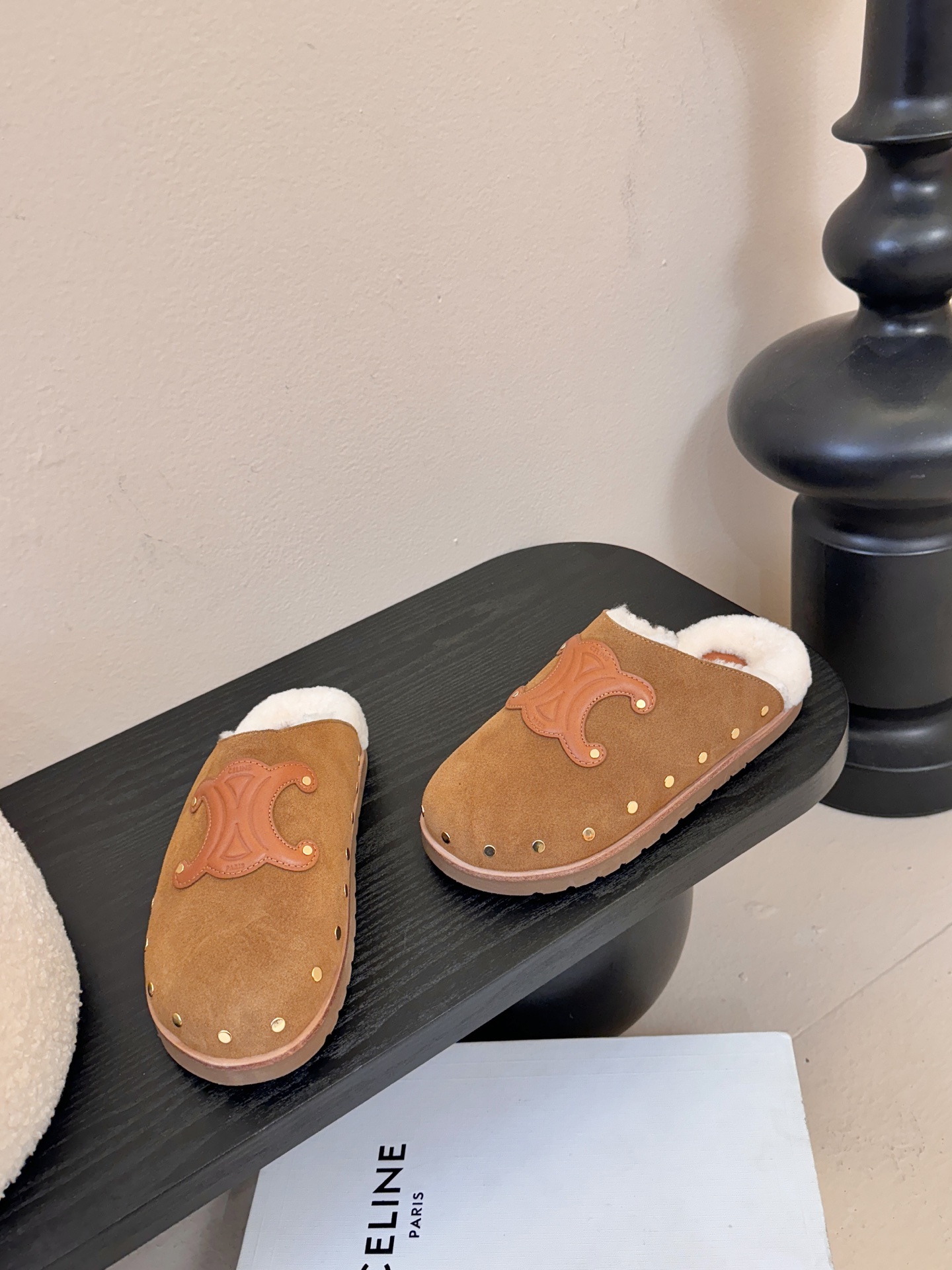 CELINE·思琳赛琳最新呈现PITEA木屐羊毛厚底穆勒鞋毛拖系列。顶级版本后跟原版牛皮包中底3D立体l