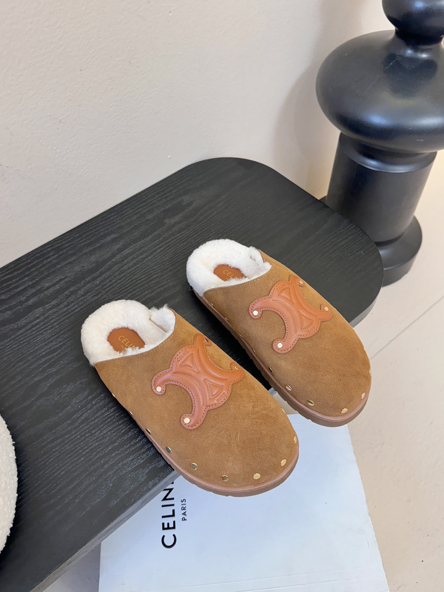 CELINE·思琳赛琳最新呈现PITEA木屐羊毛厚底穆勒鞋毛拖系列。顶级版本后跟原版牛皮包中底3D立体l