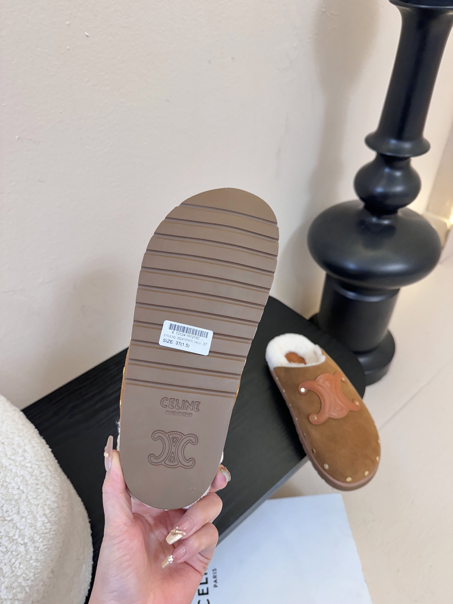 CELINE·思琳赛琳最新呈现PITEA木屐羊毛厚底穆勒鞋毛拖系列。顶级版本后跟原版牛皮包中底3D立体l