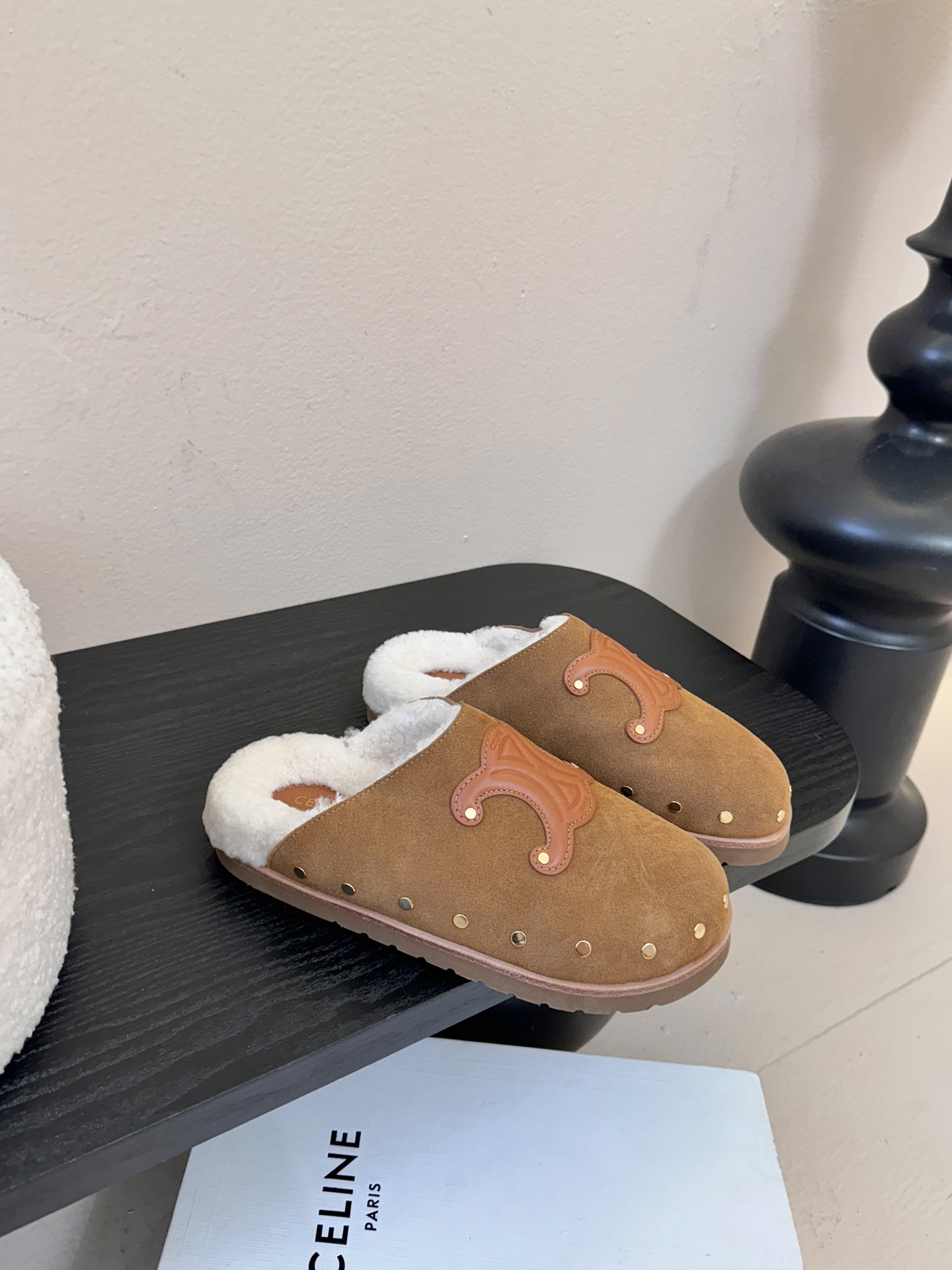CELINE·思琳赛琳最新呈现PITEA木屐羊毛厚底穆勒鞋毛拖系列。顶级版本后跟原版牛皮包中底3D立体l