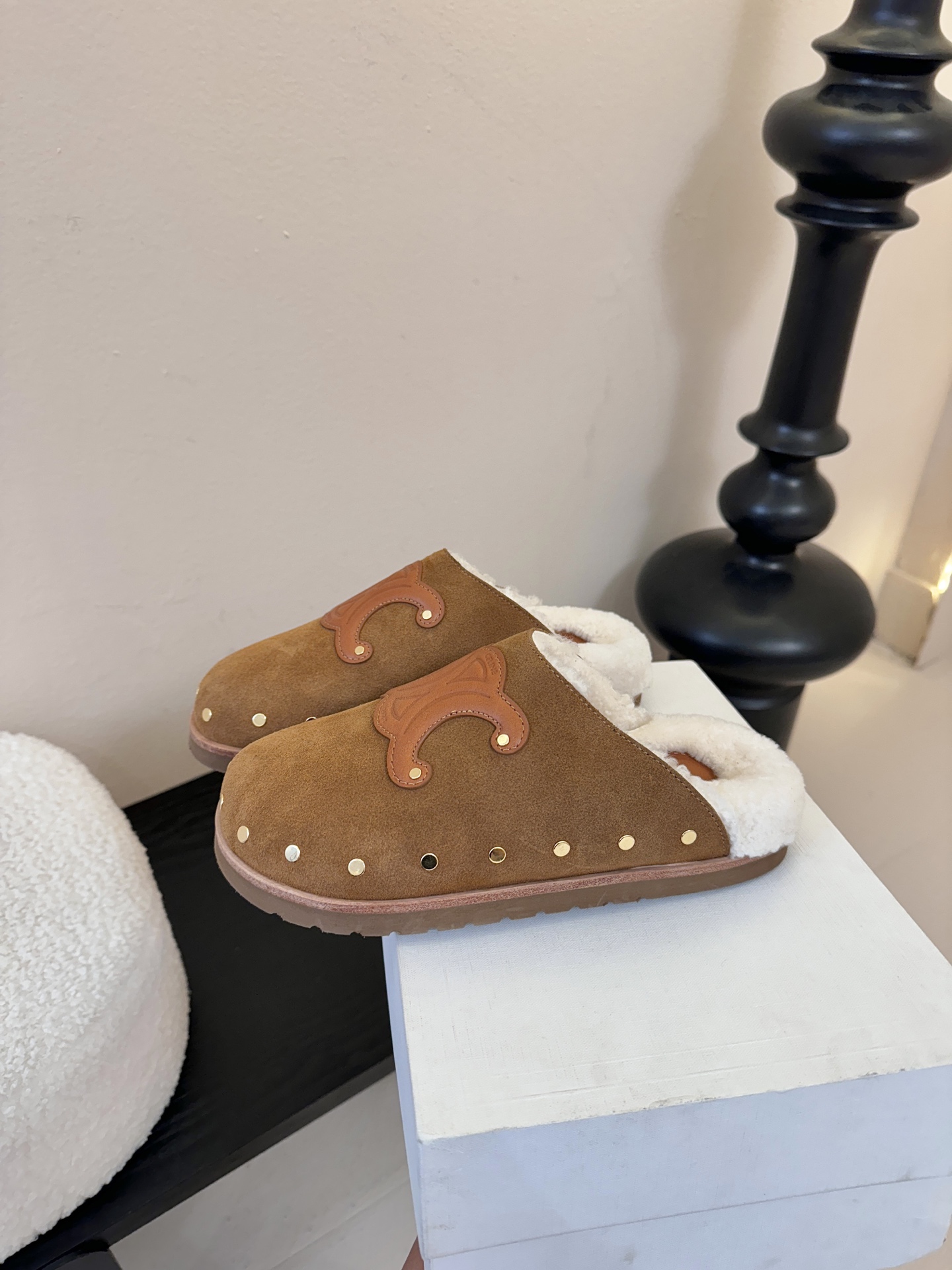 CELINE·思琳赛琳最新呈现PITEA木屐羊毛厚底穆勒鞋毛拖系列。顶级版本后跟原版牛皮包中底3D立体l