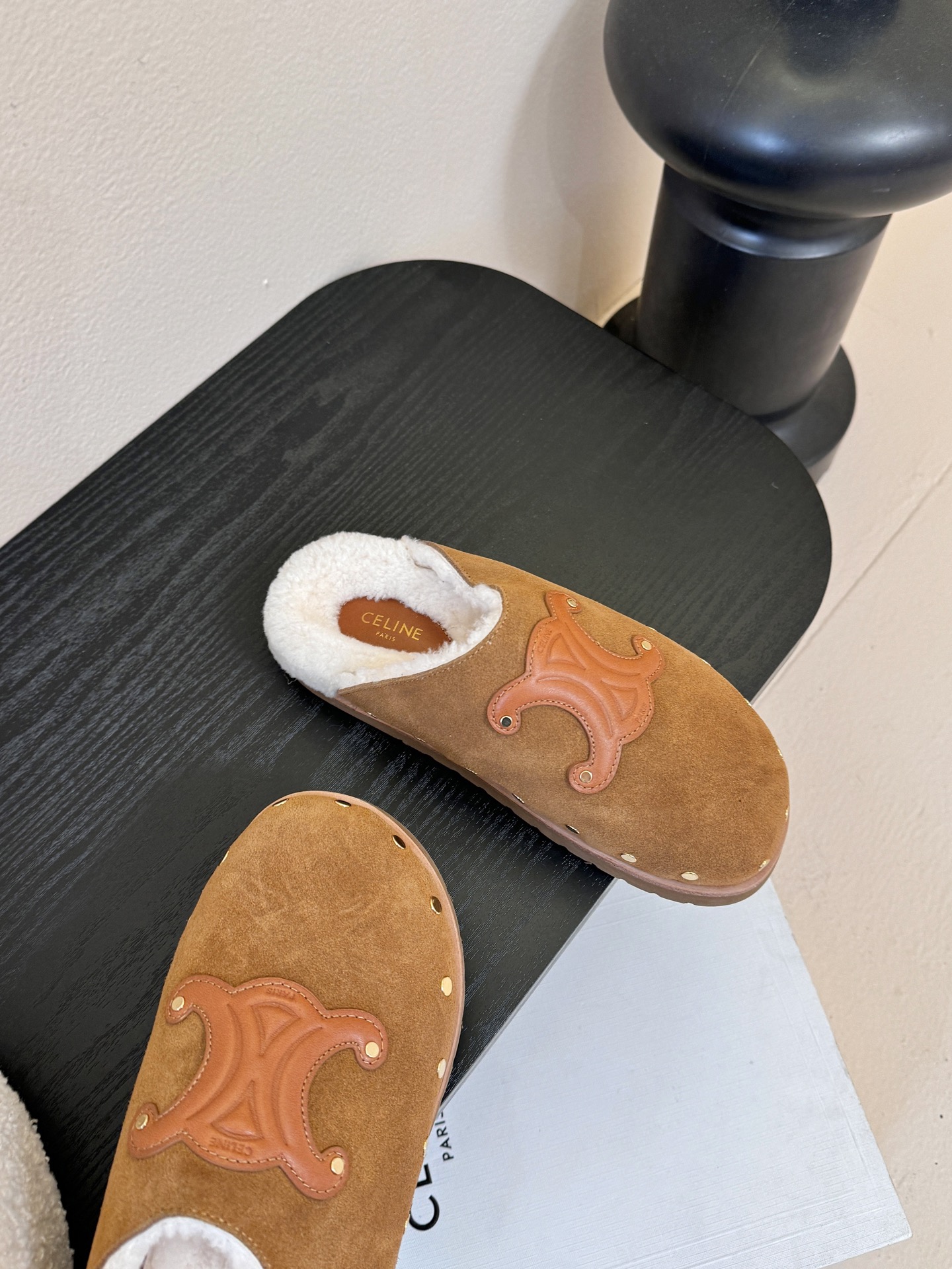 CELINE·思琳赛琳最新呈现PITEA木屐羊毛厚底穆勒鞋毛拖系列。顶级版本后跟原版牛皮包中底3D立体l