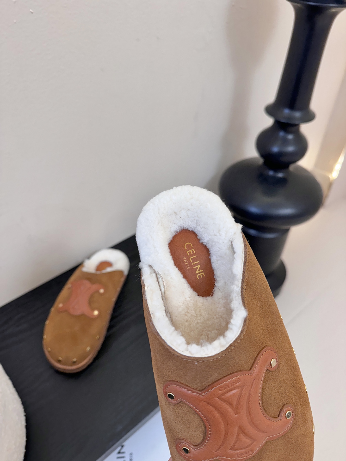 CELINE·思琳赛琳最新呈现PITEA木屐羊毛厚底穆勒鞋毛拖系列。顶级版本后跟原版牛皮包中底3D立体l