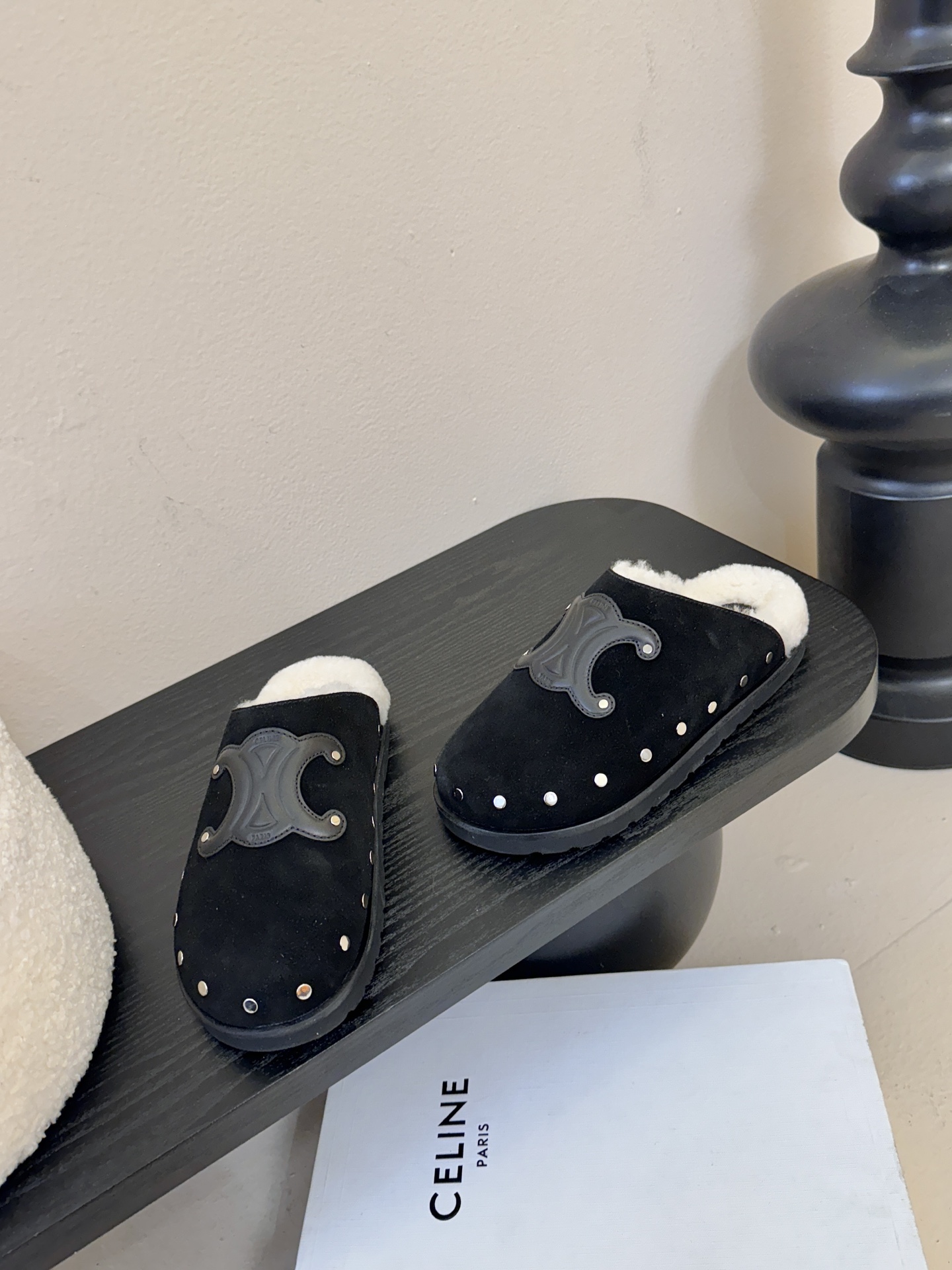 CELINE·思琳赛琳最新呈现PITEA木屐羊毛厚底穆勒鞋毛拖系列。顶级版本后跟原版牛皮包中底3D立体l