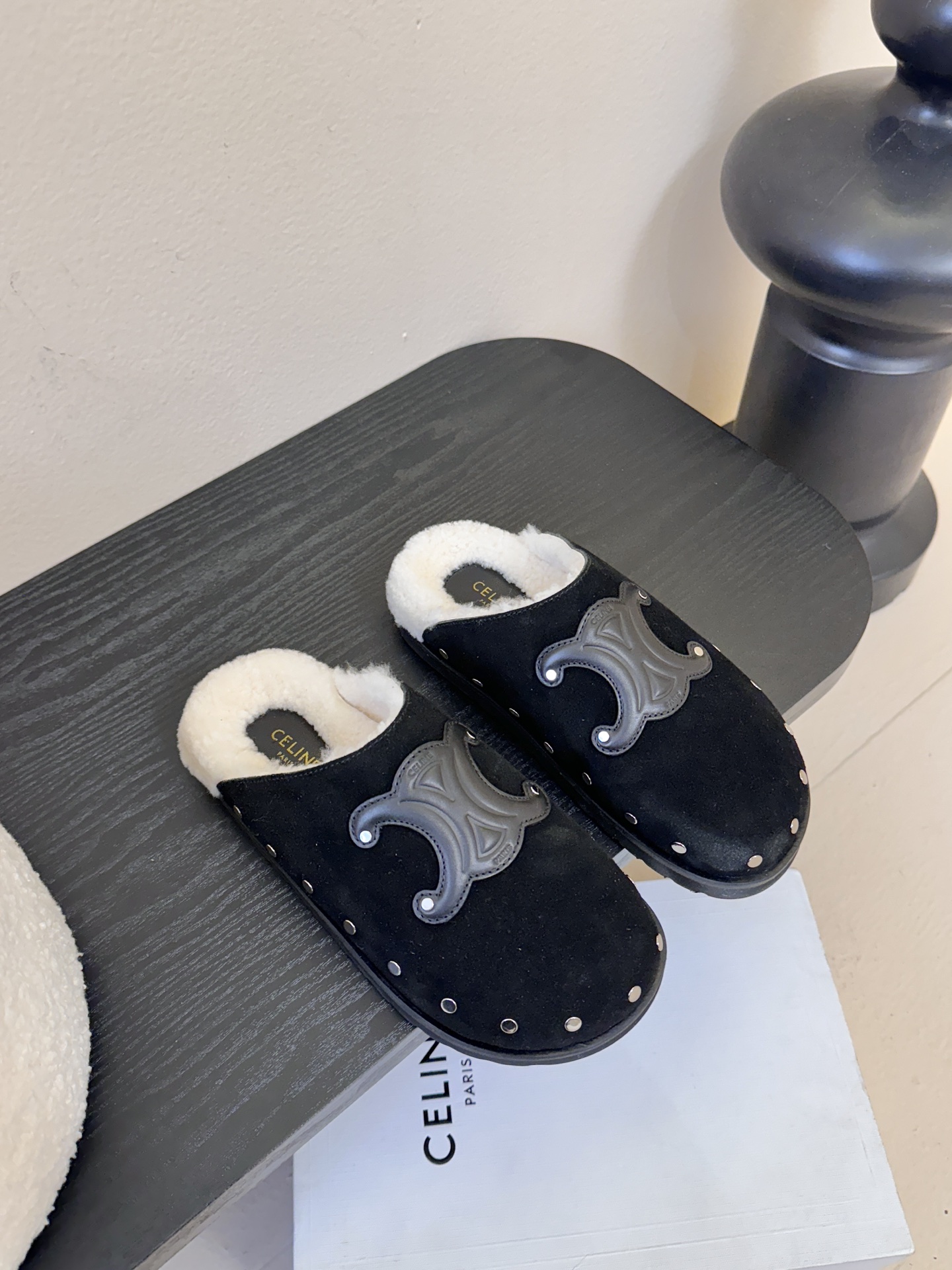 CELINE·思琳赛琳最新呈现PITEA木屐羊毛厚底穆勒鞋毛拖系列。顶级版本后跟原版牛皮包中底3D立体l