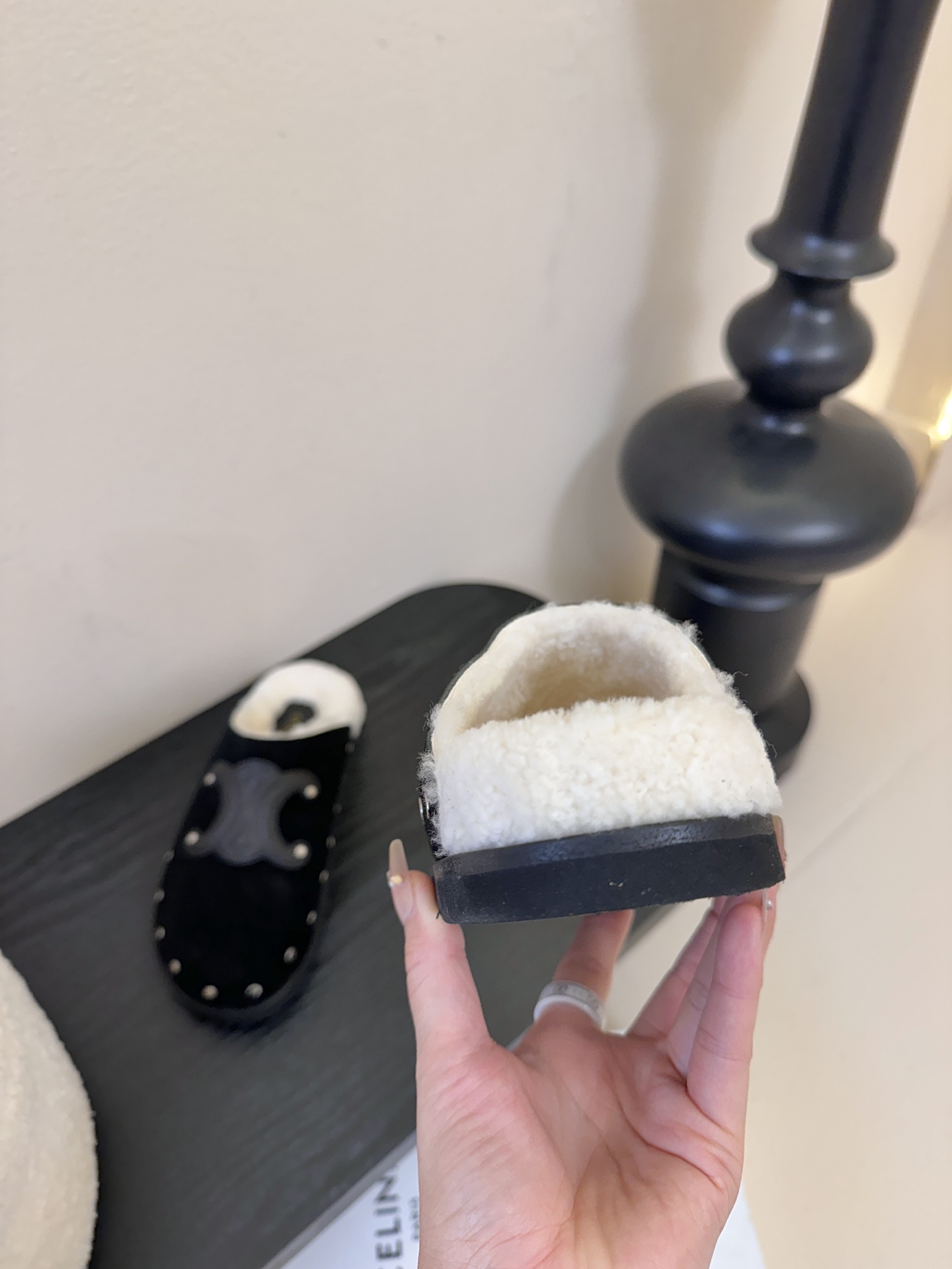 CELINE·思琳赛琳最新呈现PITEA木屐羊毛厚底穆勒鞋毛拖系列。顶级版本后跟原版牛皮包中底3D立体l