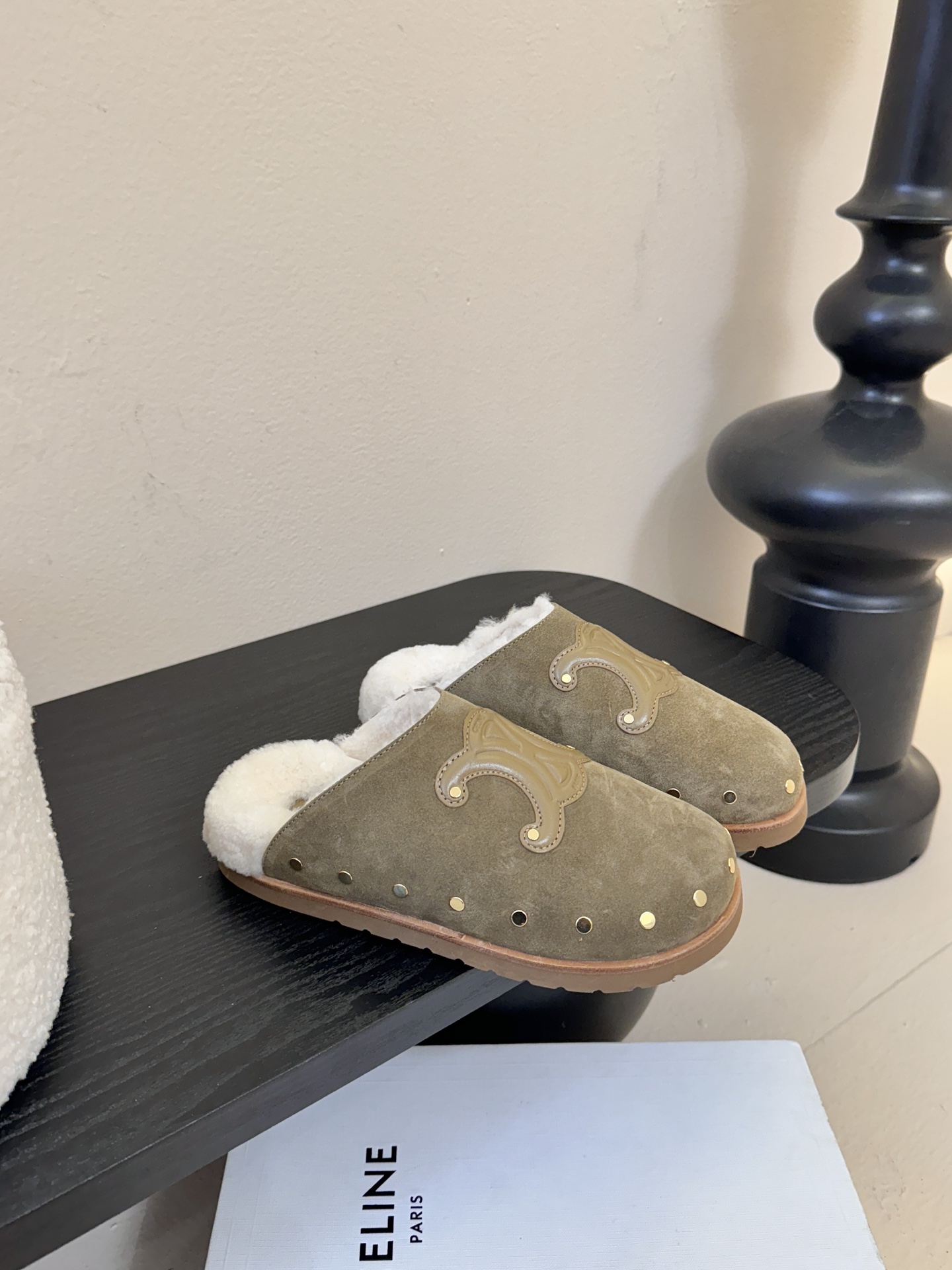 CELINE·思琳赛琳最新呈现PITEA木屐羊毛厚底穆勒鞋毛拖系列。顶级版本后跟原版牛皮包中底3D立体l