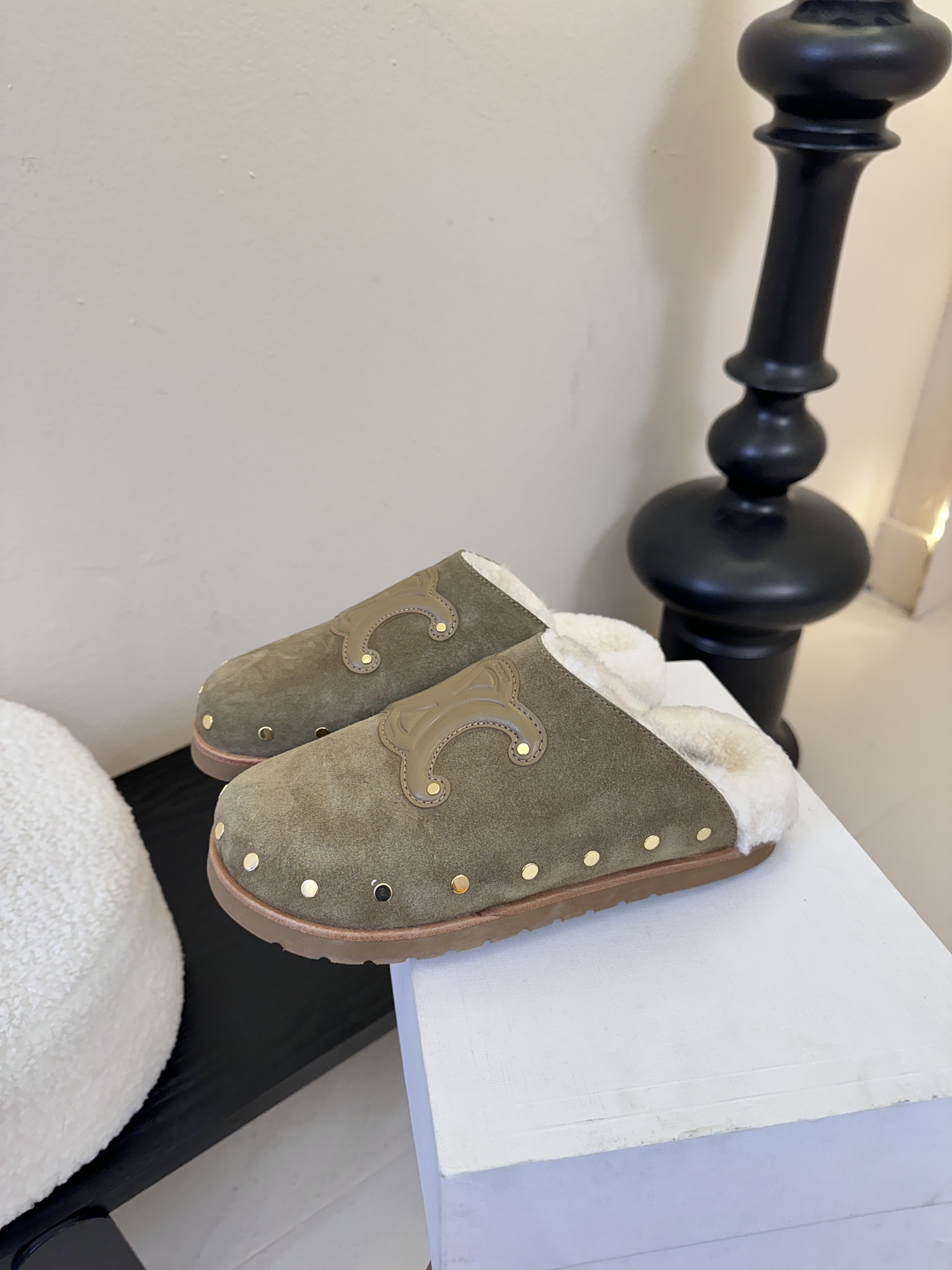 CELINE·思琳赛琳最新呈现PITEA木屐羊毛厚底穆勒鞋毛拖系列。顶级版本后跟原版牛皮包中底3D立体l