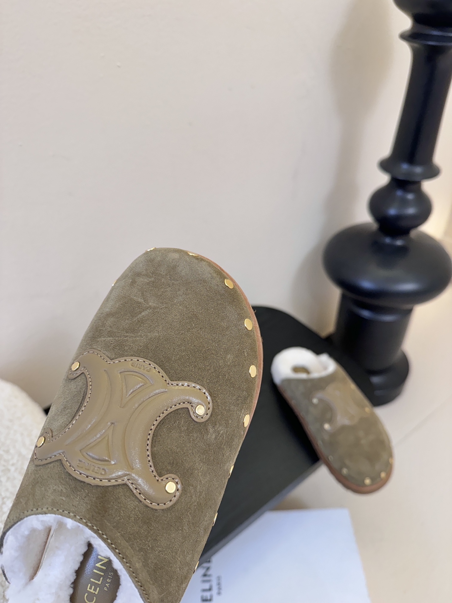 CELINE·思琳赛琳最新呈现PITEA木屐羊毛厚底穆勒鞋毛拖系列。顶级版本后跟原版牛皮包中底3D立体l