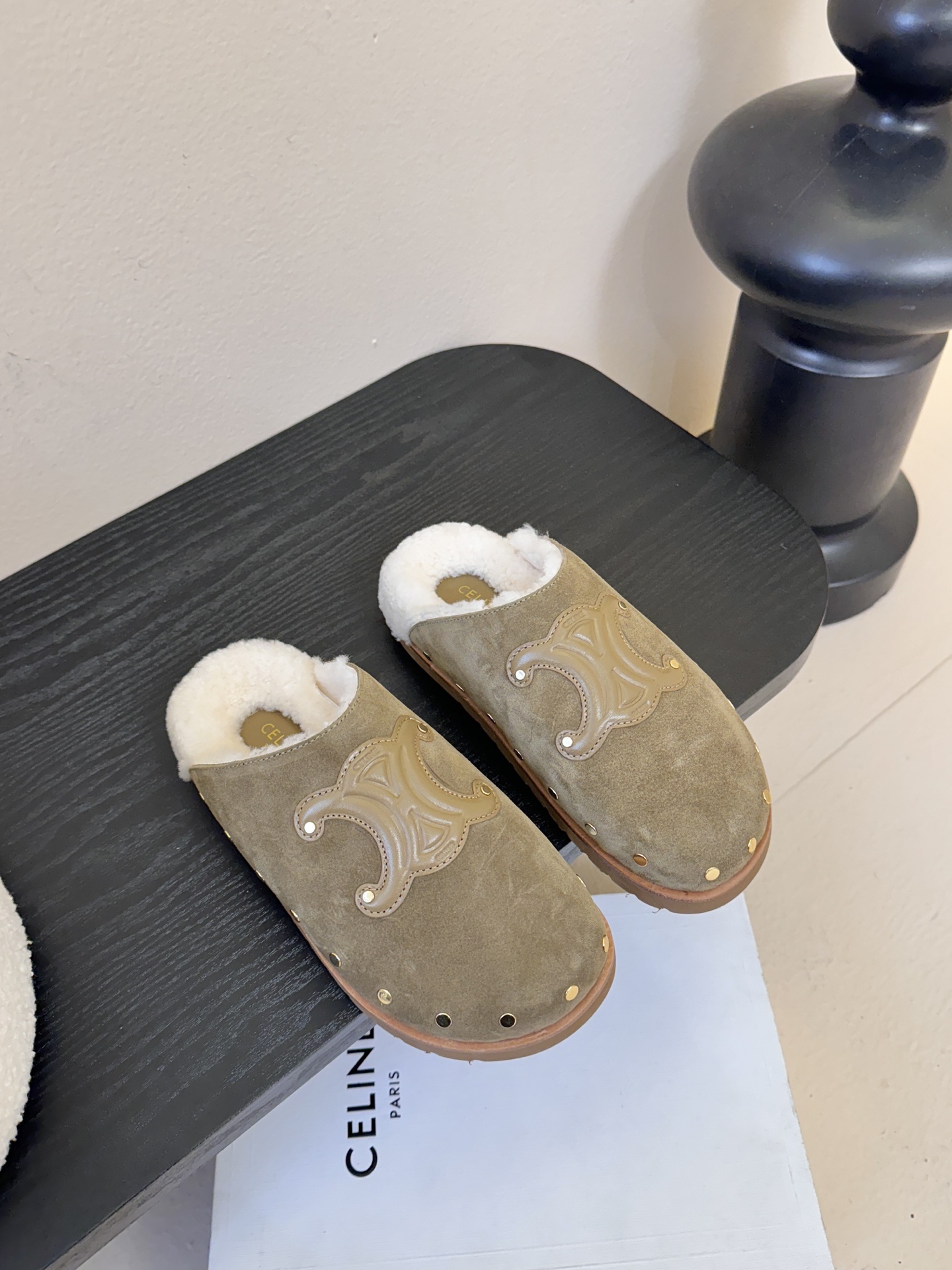 CELINE·思琳赛琳最新呈现PITEA木屐羊毛厚底穆勒鞋毛拖系列。顶级版本后跟原版牛皮包中底3D立体l