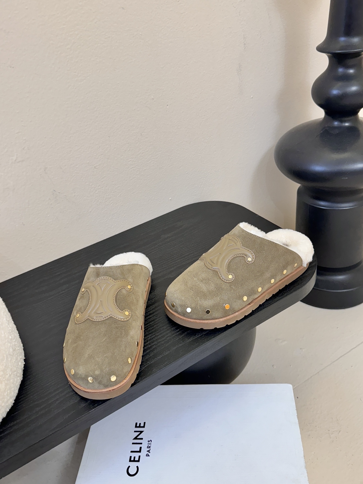 CELINE·思琳赛琳最新呈现PITEA木屐羊毛厚底穆勒鞋毛拖系列。顶级版本后跟原版牛皮包中底3D立体l