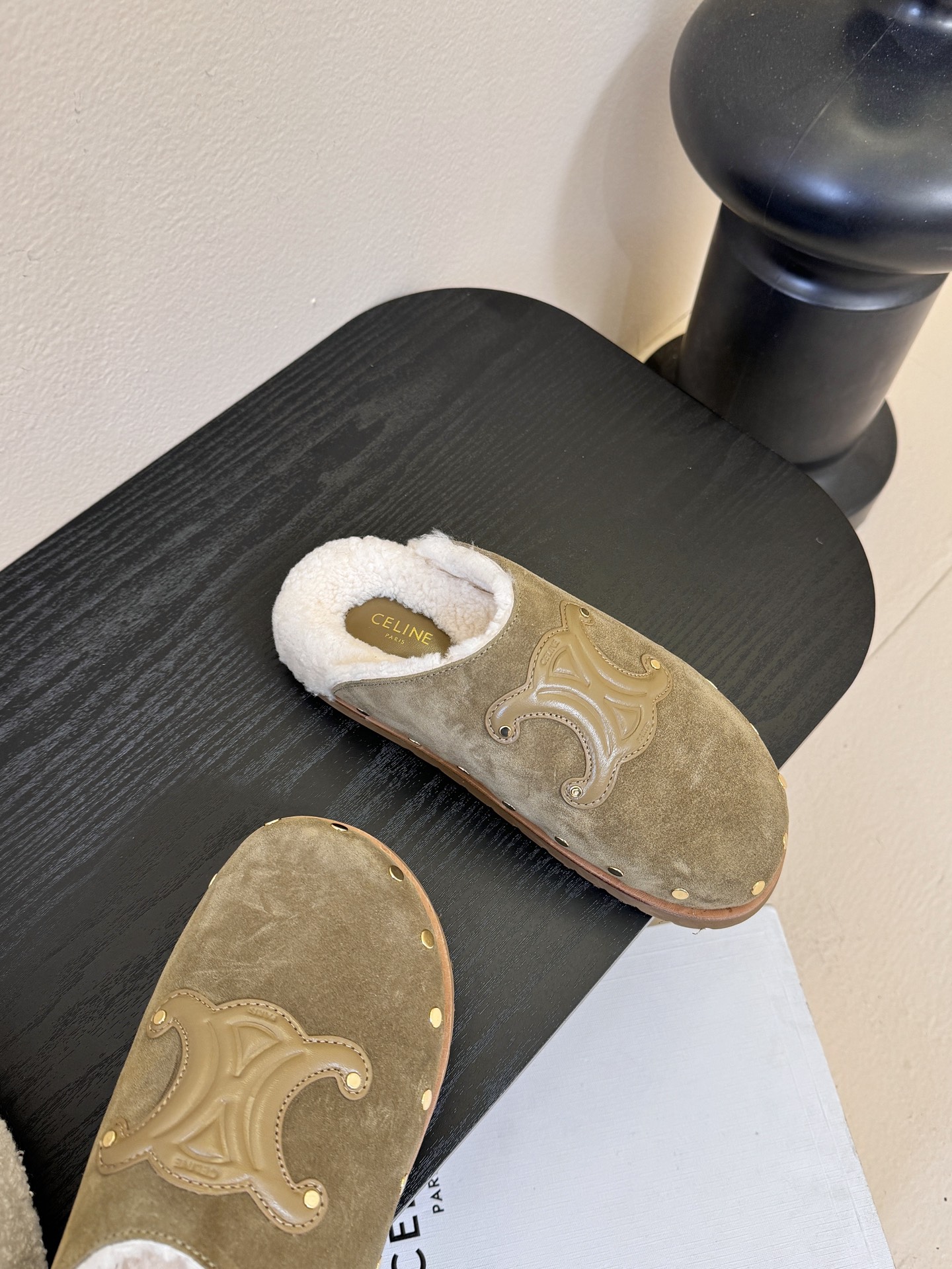 CELINE·思琳赛琳最新呈现PITEA木屐羊毛厚底穆勒鞋毛拖系列。顶级版本后跟原版牛皮包中底3D立体l