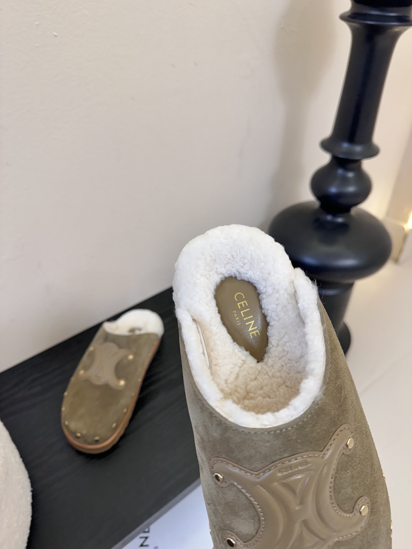 CELINE·思琳赛琳最新呈现PITEA木屐羊毛厚底穆勒鞋毛拖系列。顶级版本后跟原版牛皮包中底3D立体l