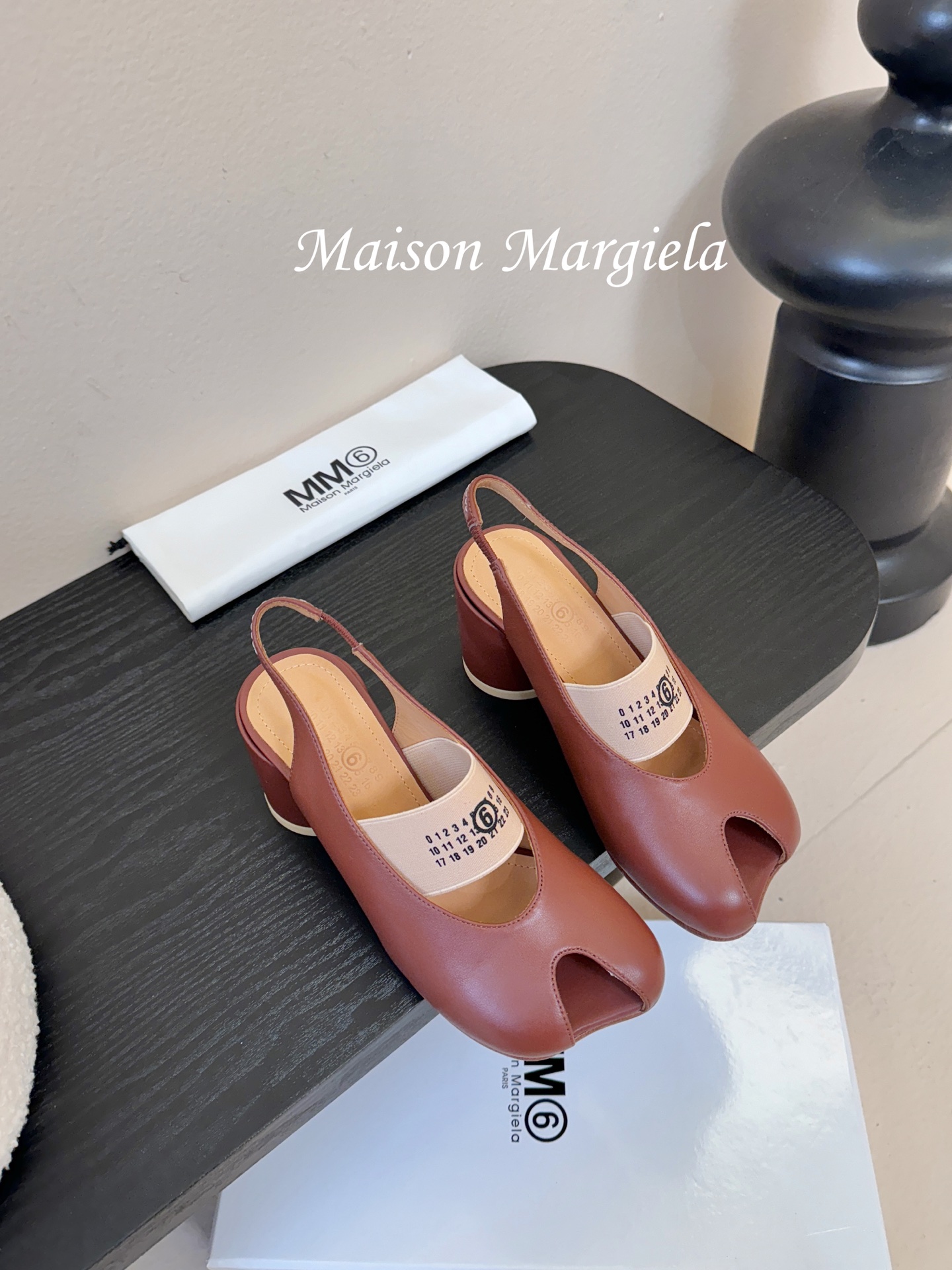 2025Maison Margie*马吉拉•分趾粗跟平底复古玛丽珍娃娃头苹果头芭蕾舞指鱼嘴单鞋棒了的版本