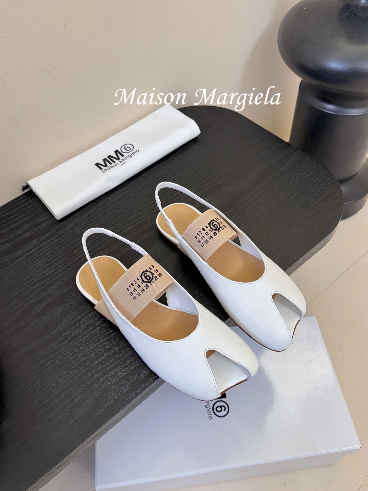 NO:646705,2025 Maison Margie* Margie split toe thick heel flat sole retro Mary Jane doll head apple toe ballet finger fish mouth single shoes A great version, very difficult to make!  Margiela split-toe shoes have been pushed into the limelight again, and Xiaohongshu’s posts have exploded one after another!  A must-have for sexy and cool girls. Fried chicken looks good on your feet. You can feel free to wear it and you will be the most unique existence among that group. The fabric is imported sheepskin. The lining is cowhide. Outsole. Genuine leather sole imported from Italy. Code number: 35-39/40.41. Customized, non-refundable and non-exchangeable. Sandals, masion margiela, sandals, mary jane, cowhide, sheepskin198609092025Maison Margie*马吉拉分趾粗跟平底复古玛丽珍娃娃头苹果头芭蕾舞指鱼嘴单鞋棒了的版本 非常不好做！马吉拉分趾鞋又被推到风口啦 小红书发一个爆一个！性感酷辣女孩必备 上脚炒鸡好看 大家放心冲穿上它你就是那个人群中最独特的存在 面料进口羊皮 内里垫脚牛皮 大底 意大利进口真皮底 码数:35-39/40.41定制不退不换,凉鞋,masion margiela,sandals,mary jane,cowhide,sheepskin,Women's Shoes