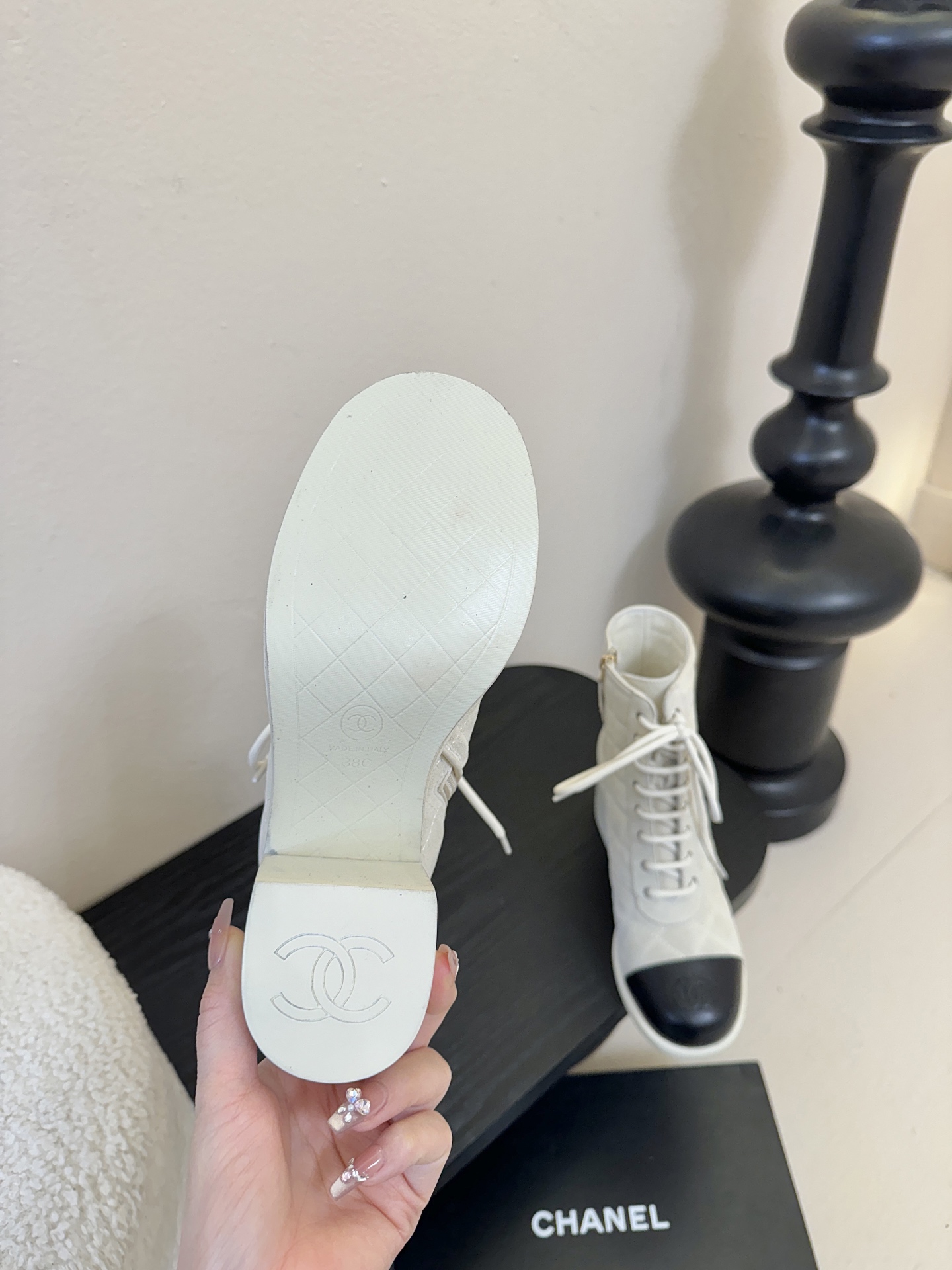 Chanel 香奈儿新款短靴‼️CHANEL官网同款， 香奈儿新款短靴，简约大方，此款时尚百搭脚感舒适，