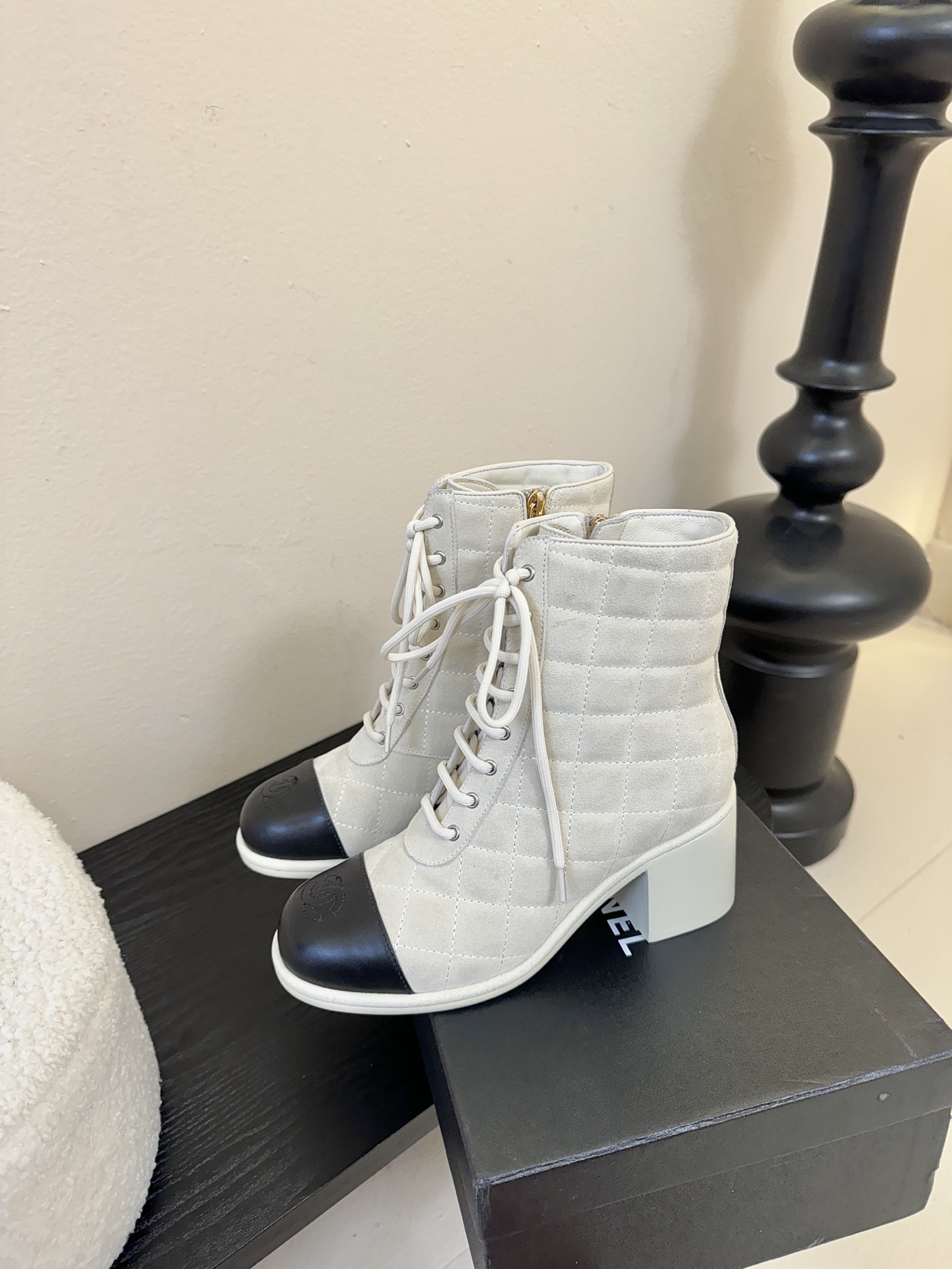 Chanel 香奈儿新款短靴‼️CHANEL官网同款， 香奈儿新款短靴，简约大方，此款时尚百搭脚感舒适，