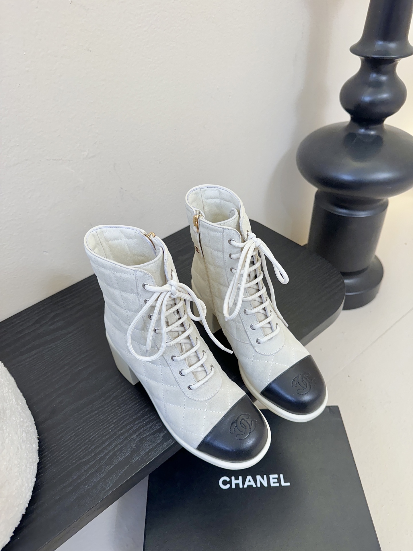 Chanel 香奈儿新款短靴‼️CHANEL官网同款， 香奈儿新款短靴，简约大方，此款时尚百搭脚感舒适，