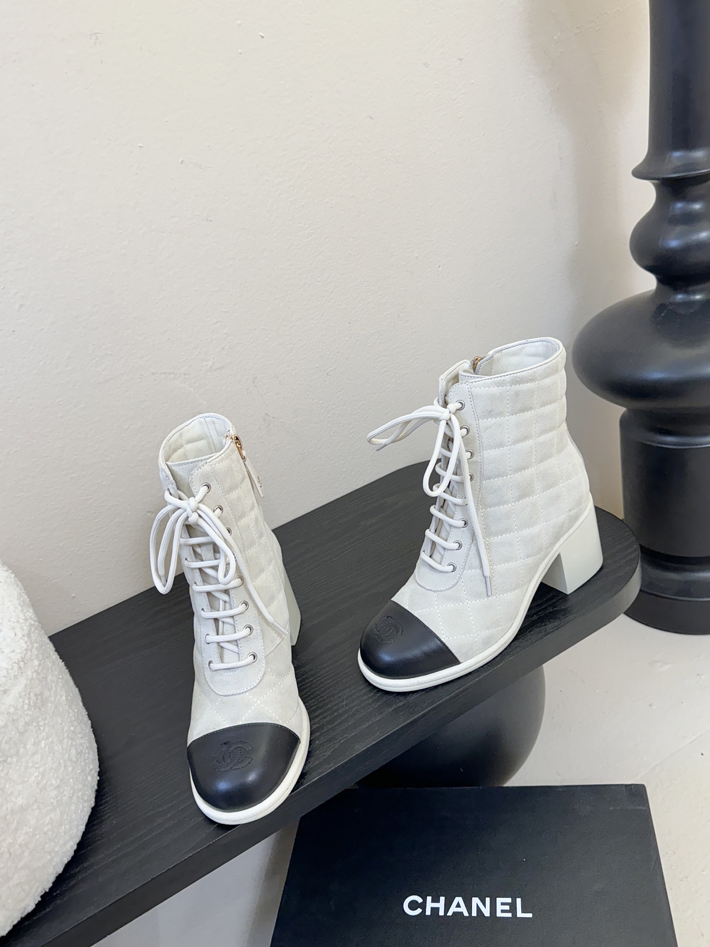 Chanel 香奈儿新款短靴‼️CHANEL官网同款， 香奈儿新款短靴，简约大方，此款时尚百搭脚感舒适，