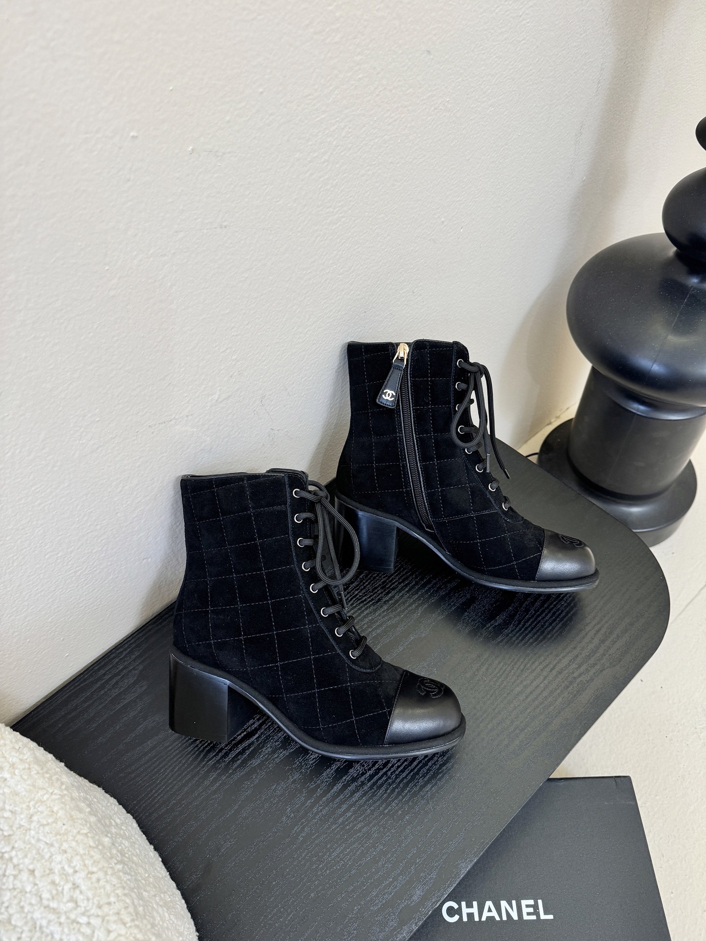 Chanel 香奈儿新款短靴‼️CHANEL官网同款， 香奈儿新款短靴，简约大方，此款时尚百搭脚感舒适，