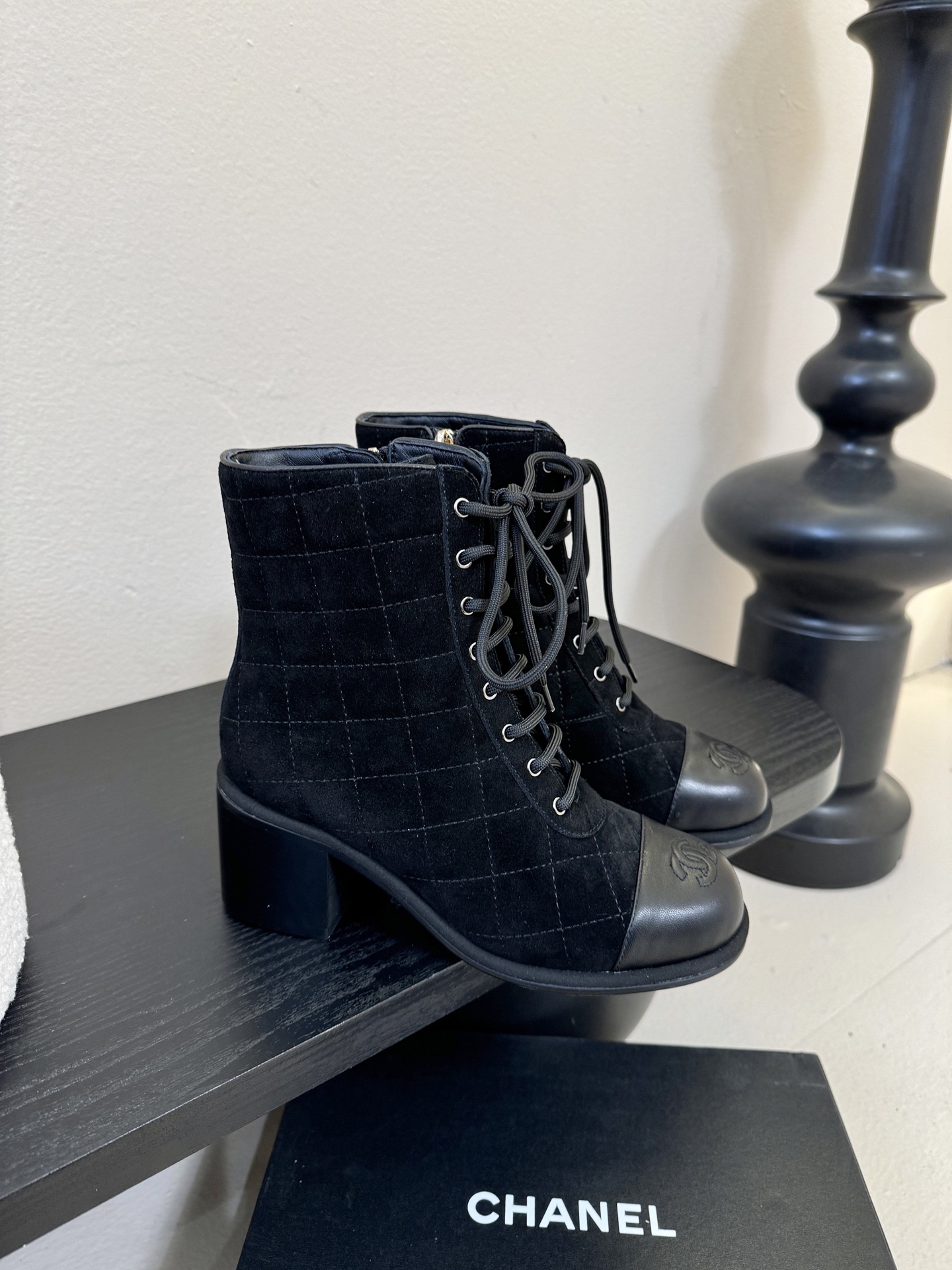 Chanel 香奈儿新款短靴‼️CHANEL官网同款， 香奈儿新款短靴，简约大方，此款时尚百搭脚感舒适，