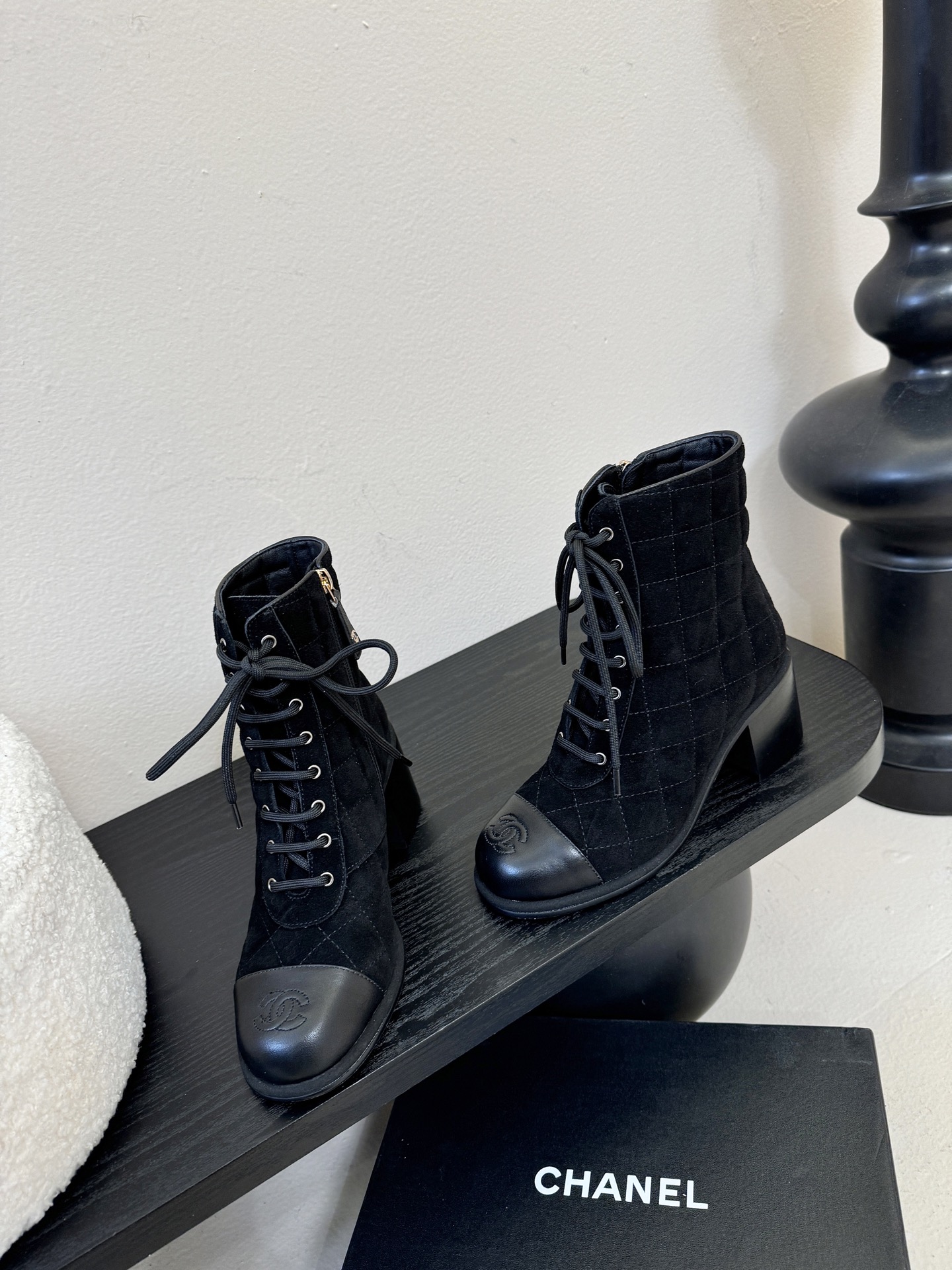 Chanel 香奈儿新款短靴‼️CHANEL官网同款， 香奈儿新款短靴，简约大方，此款时尚百搭脚感舒适，