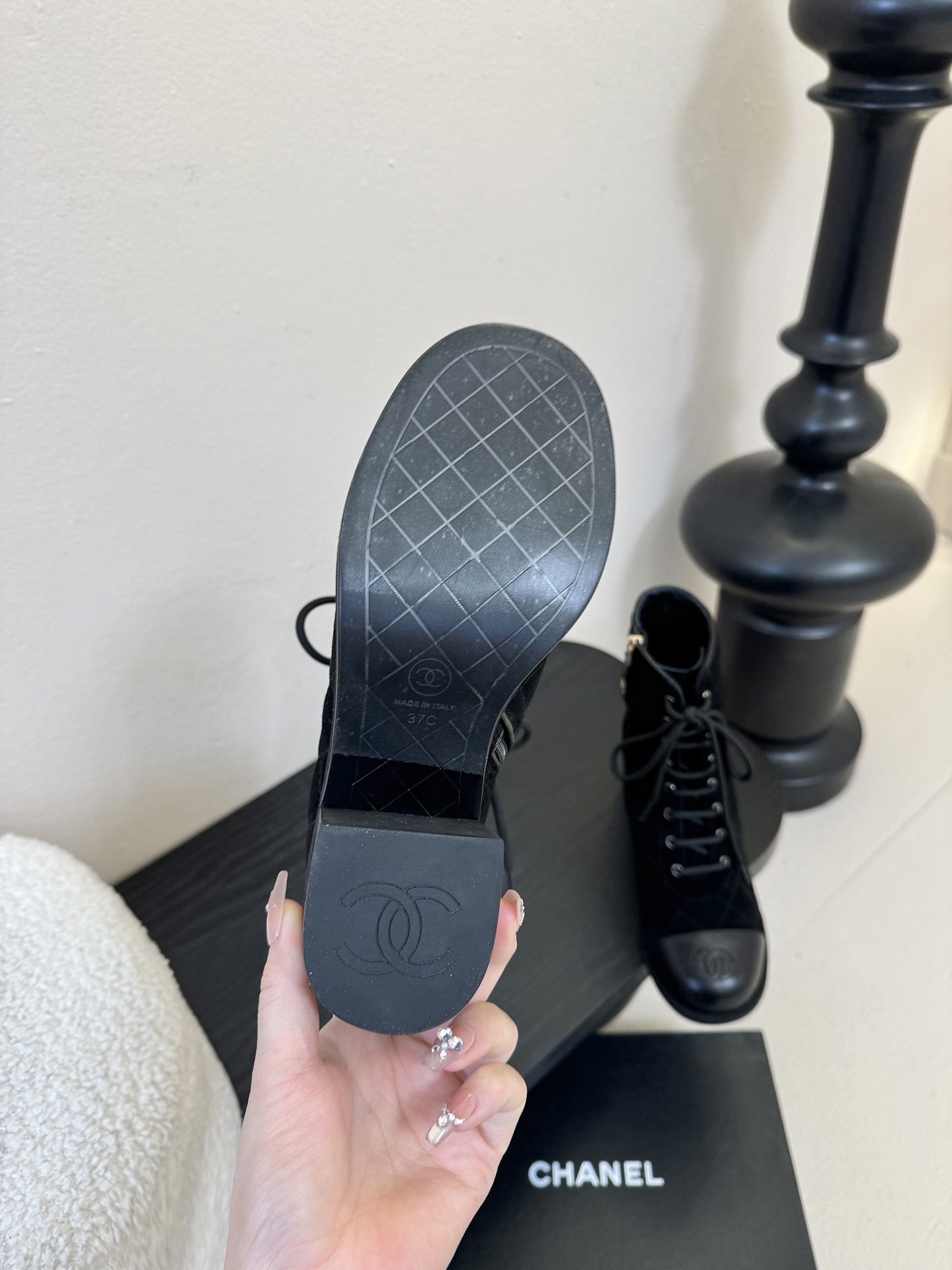 Chanel 香奈儿新款短靴‼️CHANEL官网同款， 香奈儿新款短靴，简约大方，此款时尚百搭脚感舒适，