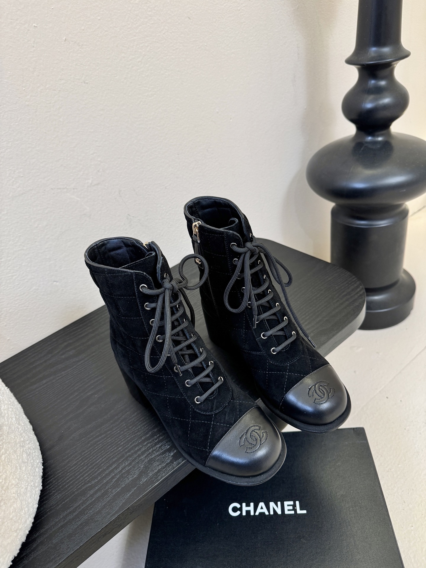 Chanel 香奈儿新款短靴‼️CHANEL官网同款， 香奈儿新款短靴，简约大方，此款时尚百搭脚感舒适，