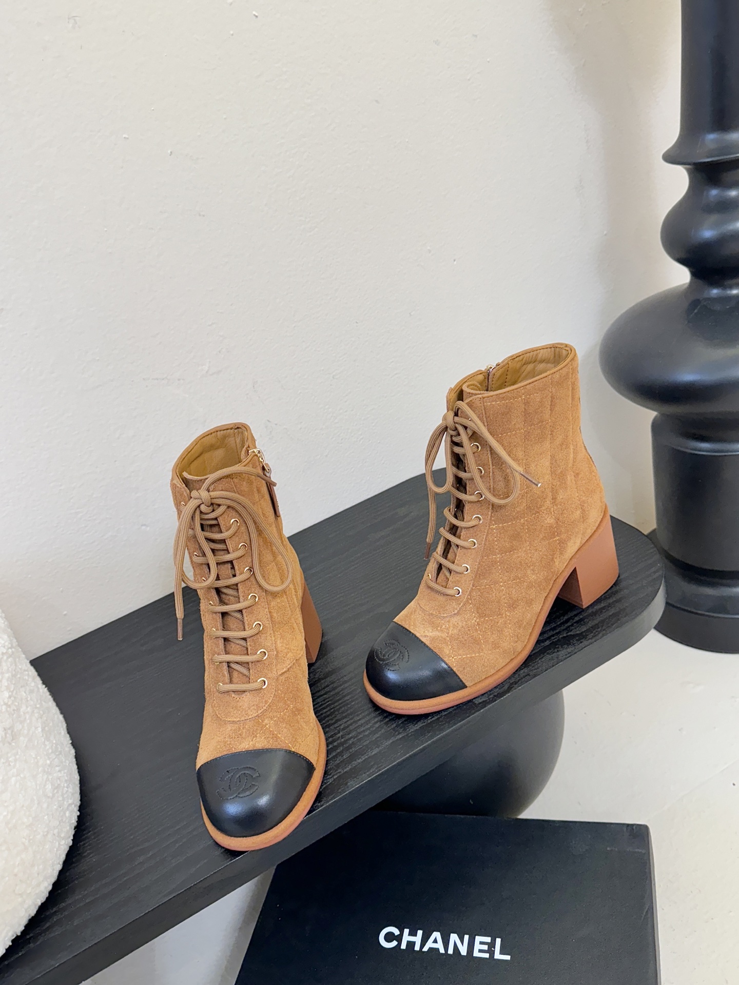 Chanel 香奈儿新款短靴‼️CHANEL官网同款， 香奈儿新款短靴，简约大方，此款时尚百搭脚感舒适，