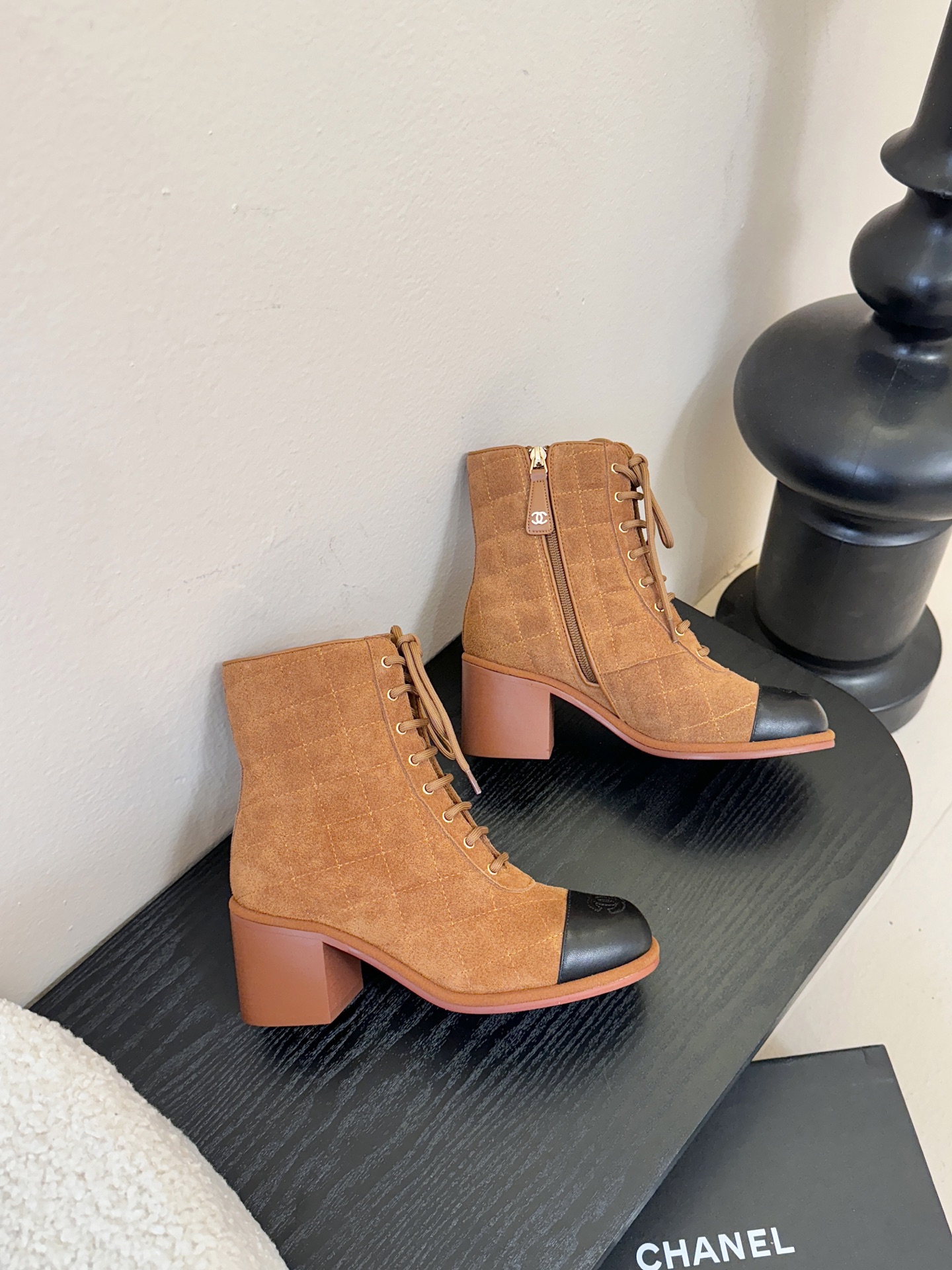Chanel 香奈儿新款短靴‼️CHANEL官网同款， 香奈儿新款短靴，简约大方，此款时尚百搭脚感舒适，