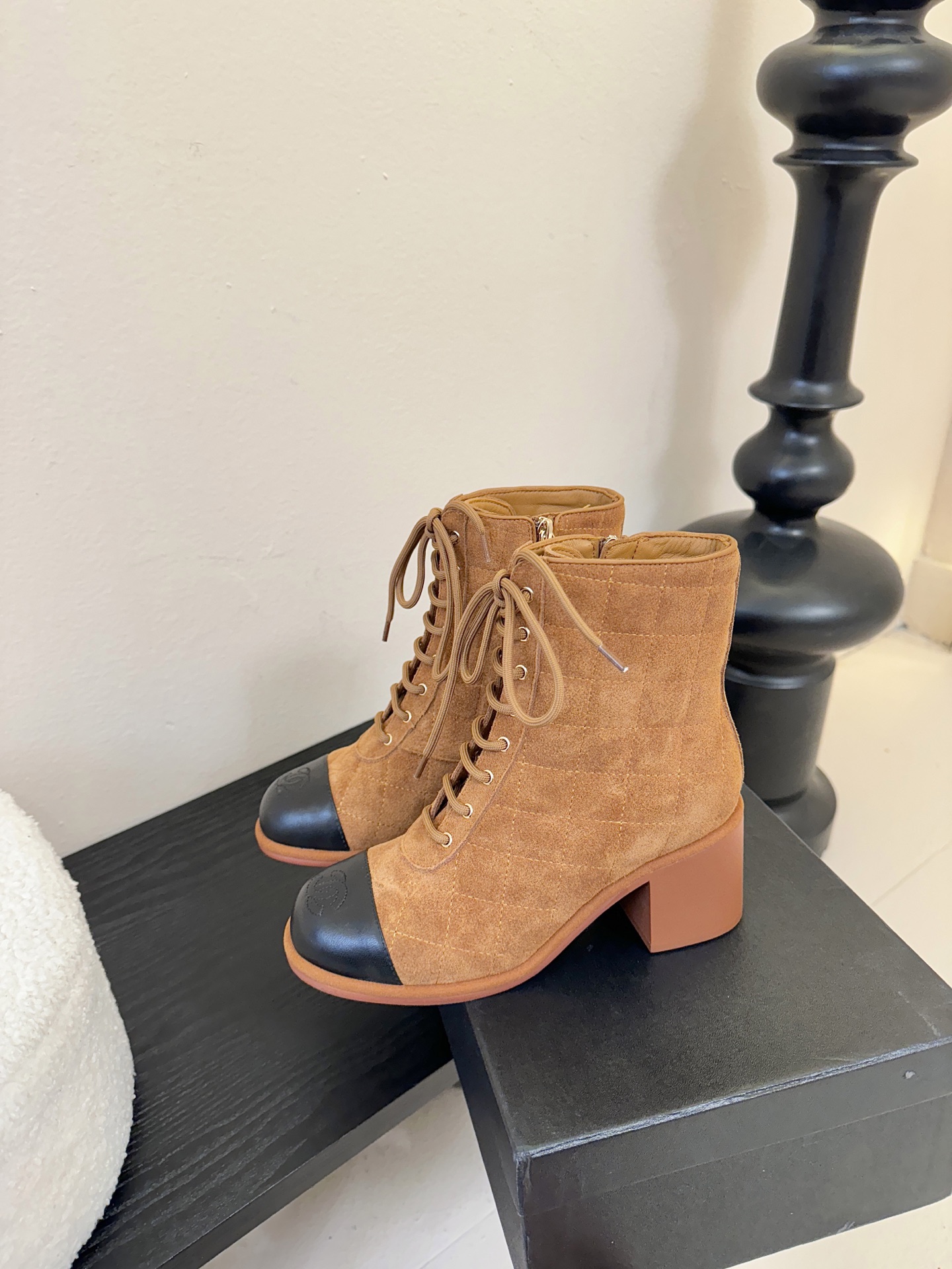 Chanel 香奈儿新款短靴‼️CHANEL官网同款， 香奈儿新款短靴，简约大方，此款时尚百搭脚感舒适，