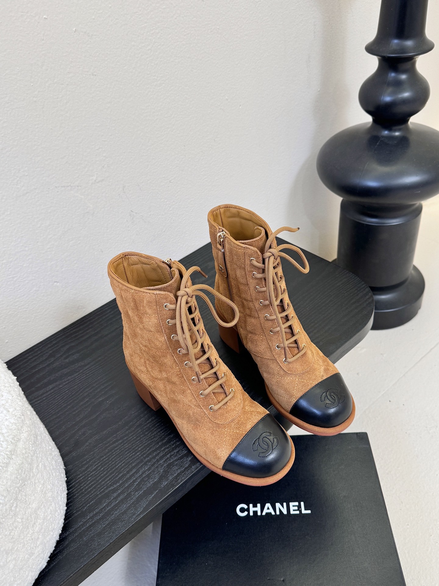 NO:646717,Chanel Chanel's new short boots are the same as the CHANEL official website, Chanel's new short boots, simple and elegant, this style is fashionable and versatile, and feels comfortable on the feet. The upper is imported first-layer cowhide, the inner sheepskin inner sole, the genuine leather outsole, the heel height is 9cm, the size is 35-39 (40.41, custom-made, non-refundable and non-exchangeable), boots, chanel, chanel, boots, cowhide, sheepskin, Leather soles19860909Chanel 香奈儿新款短靴CHANEL官网同款, 香奈儿新款短靴,简约大方,此款时尚百搭脚感舒适, 鞋面进口头层牛皮 内里羊皮内里鞋底 真皮大底,跟高9cm  码数35-39（40.41订做不退不换）,靴子,chanel,chanel,boots,cowhide,sheepskin,Leather soles,Women's Shoes