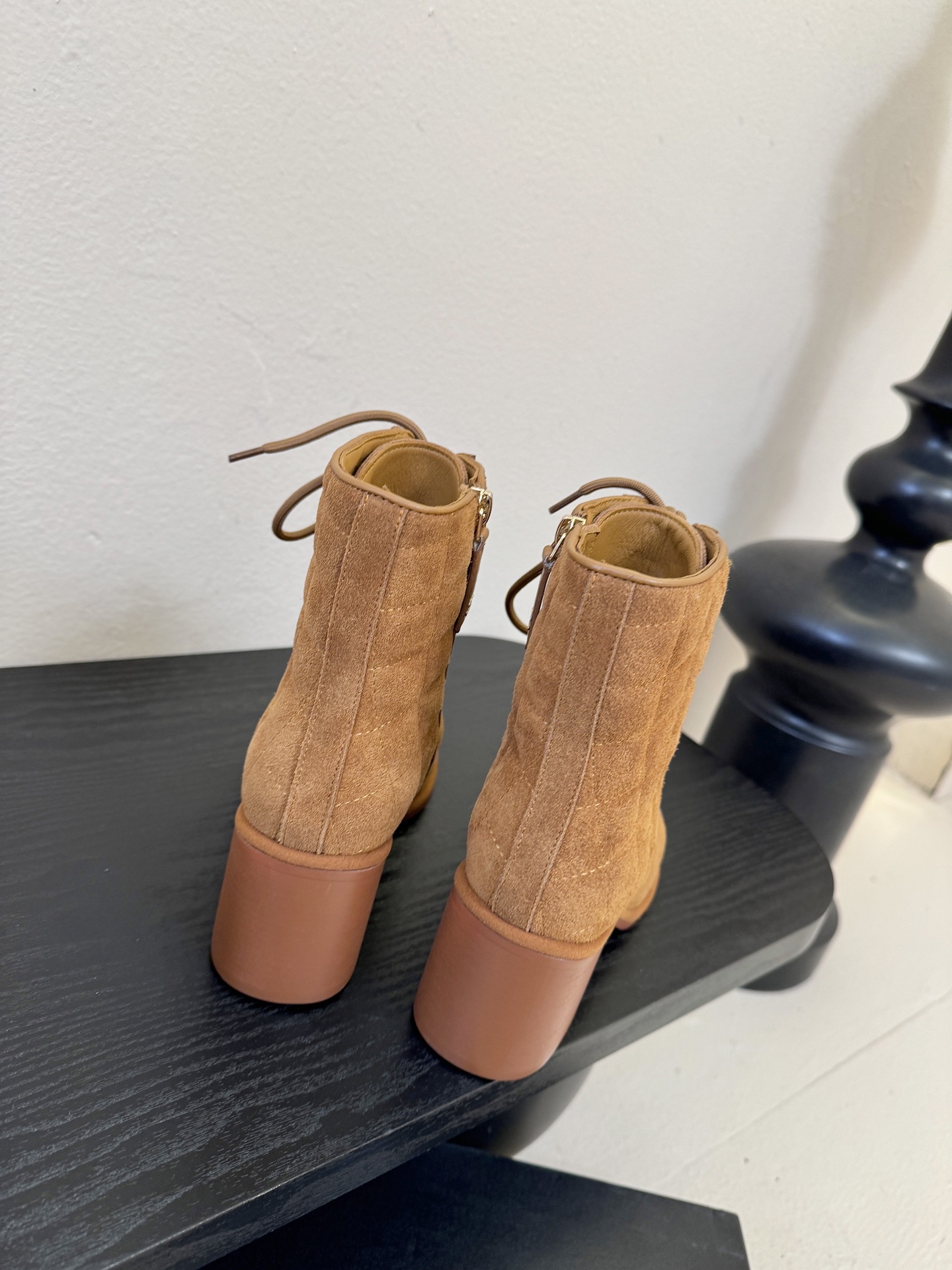 Chanel 香奈儿新款短靴‼️CHANEL官网同款， 香奈儿新款短靴，简约大方，此款时尚百搭脚感舒适，