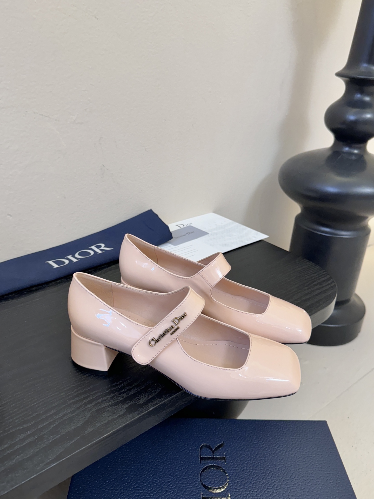 Dior/迪奥新品玛丽珍这款鞋以利落廓形重塑女性力量美学鞋跟高度拿捏得宜 既衬出修长腿线每一步都带着不刻