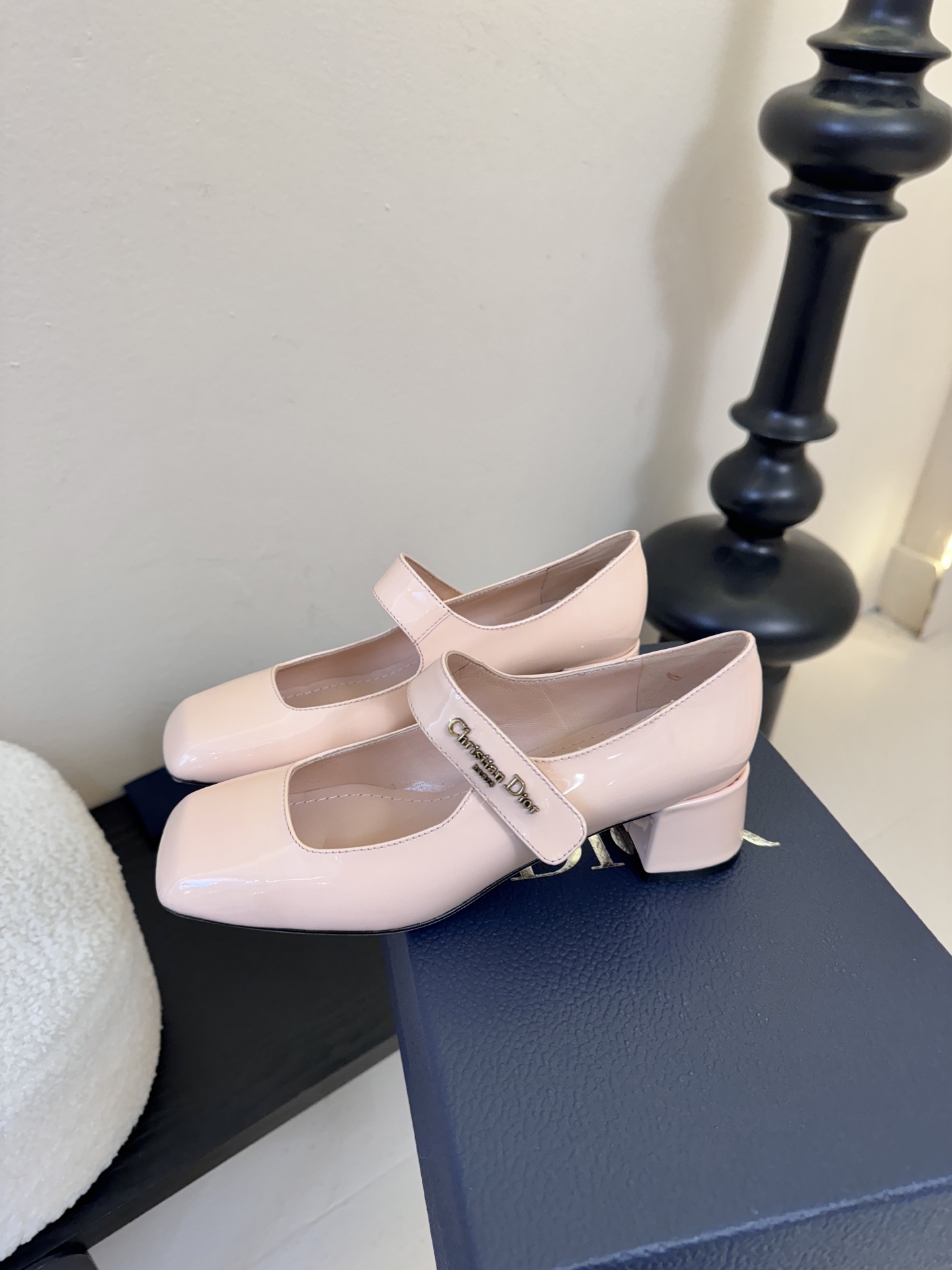 Dior/迪奥新品玛丽珍这款鞋以利落廓形重塑女性力量美学鞋跟高度拿捏得宜 既衬出修长腿线每一步都带着不刻