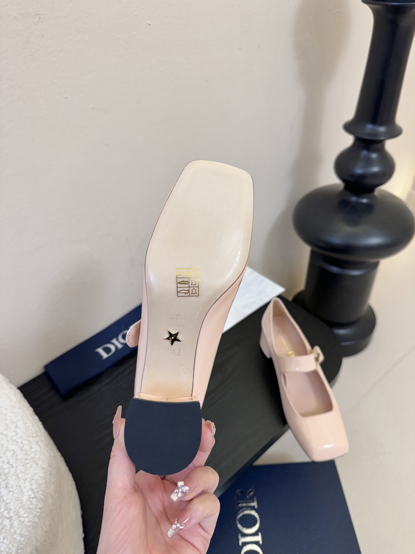 Dior/迪奥新品玛丽珍这款鞋以利落廓形重塑女性力量美学鞋跟高度拿捏得宜 既衬出修长腿线每一步都带着不刻