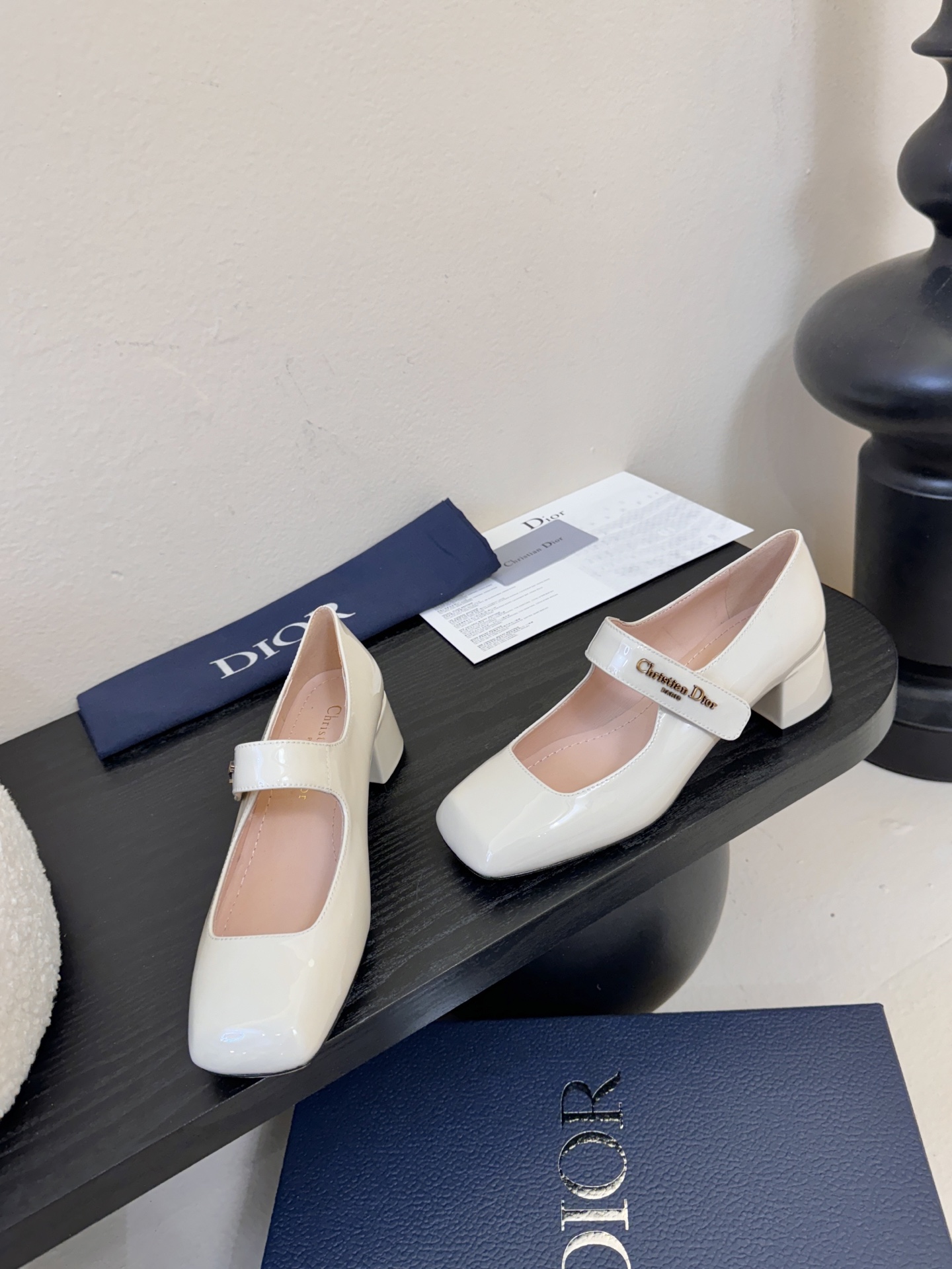 Dior/迪奥新品玛丽珍这款鞋以利落廓形重塑女性力量美学鞋跟高度拿捏得宜 既衬出修长腿线每一步都带着不刻