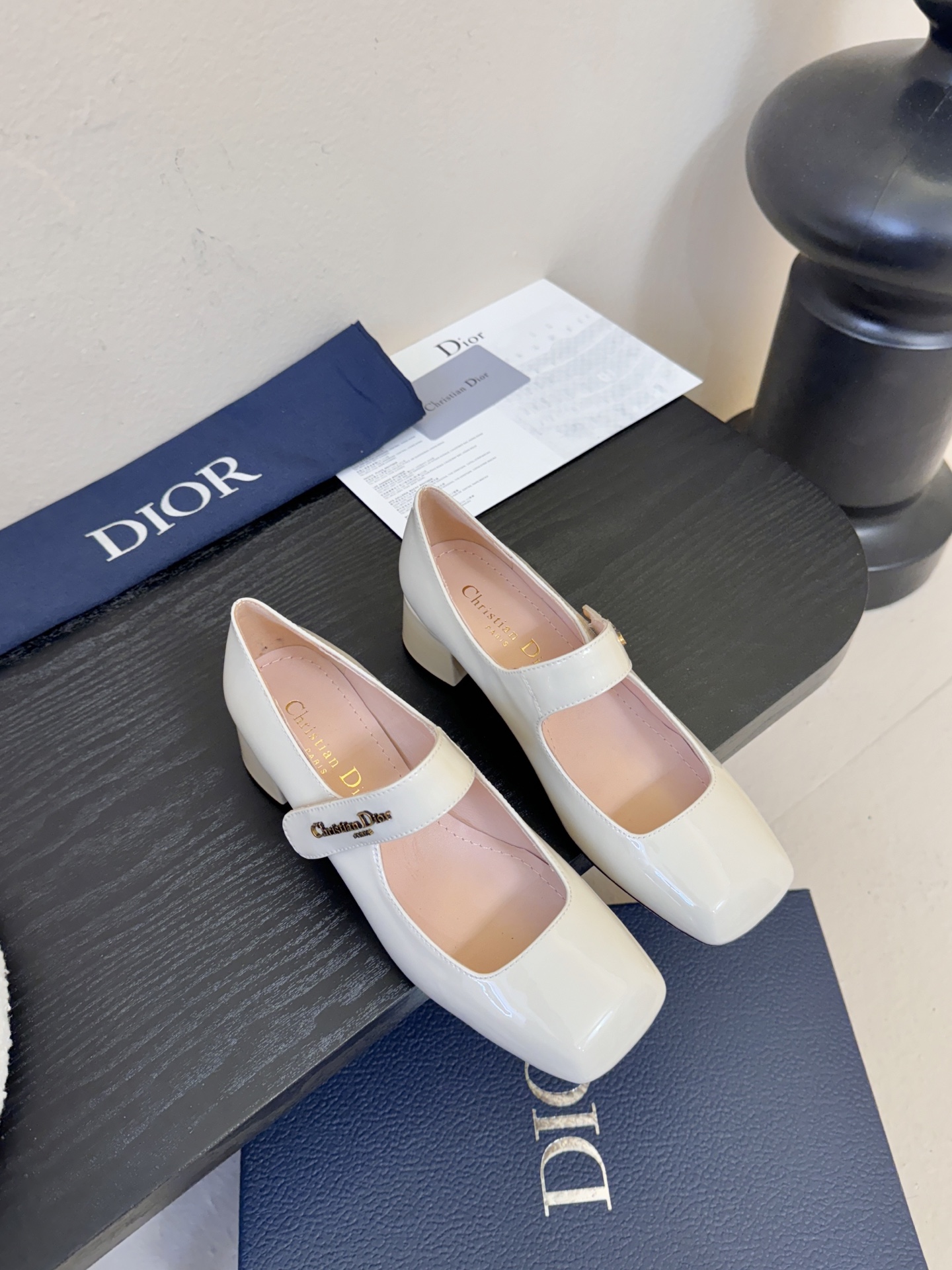 Dior/迪奥新品玛丽珍这款鞋以利落廓形重塑女性力量美学鞋跟高度拿捏得宜 既衬出修长腿线每一步都带着不刻