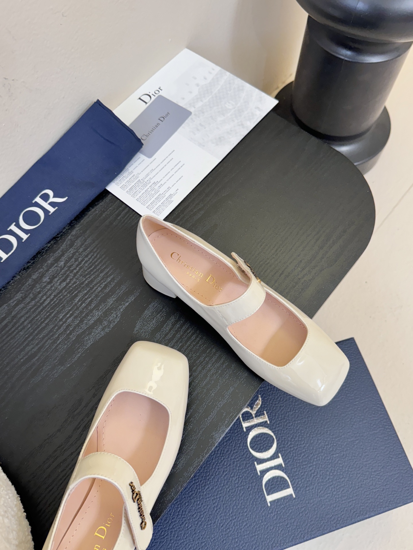 Dior/迪奥新品玛丽珍这款鞋以利落廓形重塑女性力量美学鞋跟高度拿捏得宜 既衬出修长腿线每一步都带着不刻