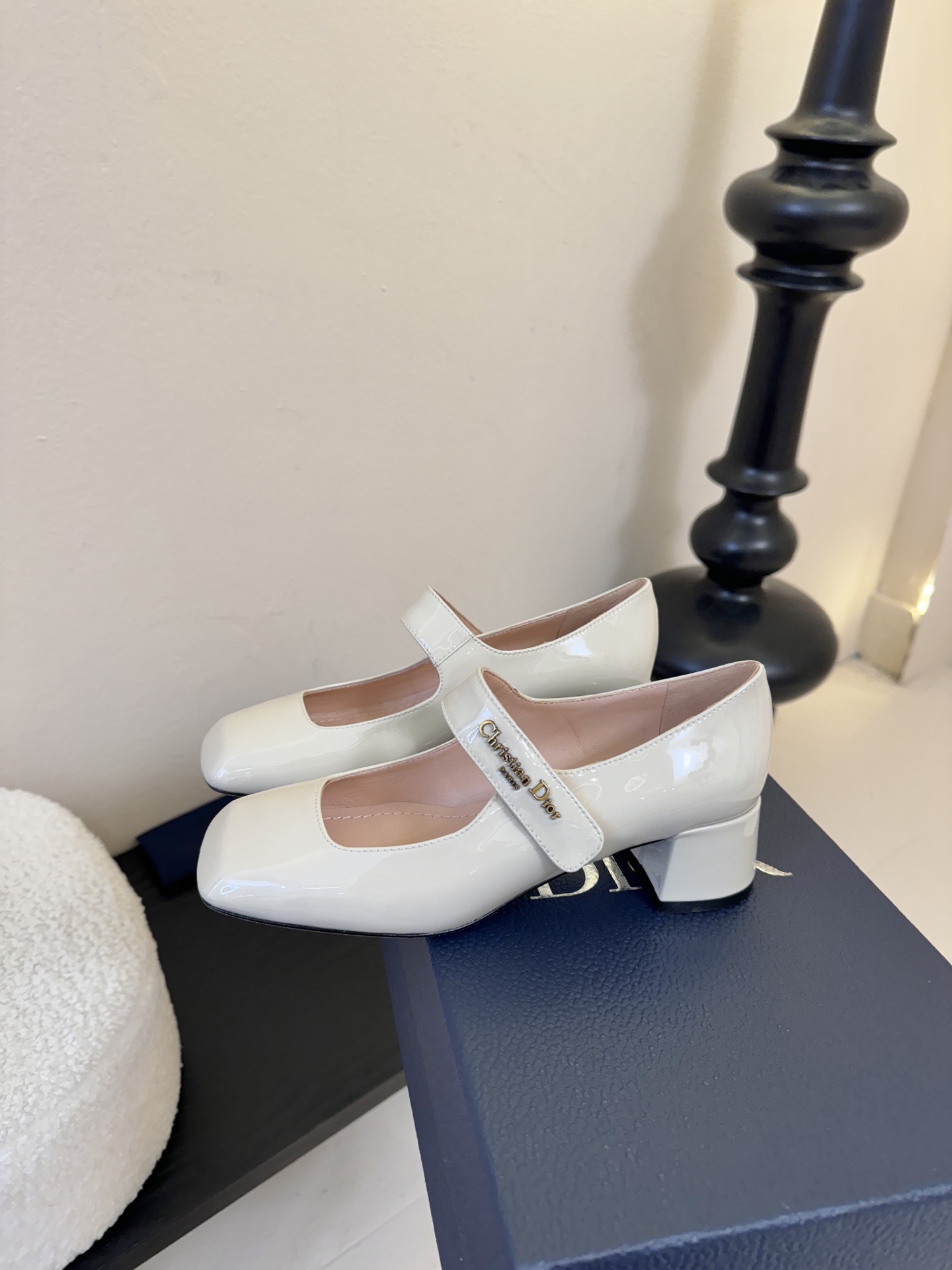 Dior/迪奥新品玛丽珍这款鞋以利落廓形重塑女性力量美学鞋跟高度拿捏得宜 既衬出修长腿线每一步都带着不刻