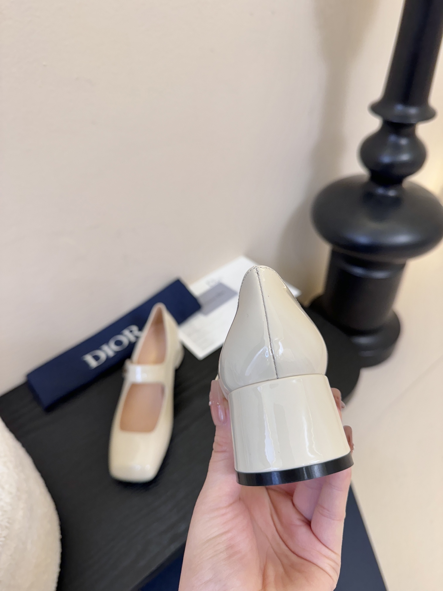 Dior/迪奥新品玛丽珍这款鞋以利落廓形重塑女性力量美学鞋跟高度拿捏得宜 既衬出修长腿线每一步都带着不刻