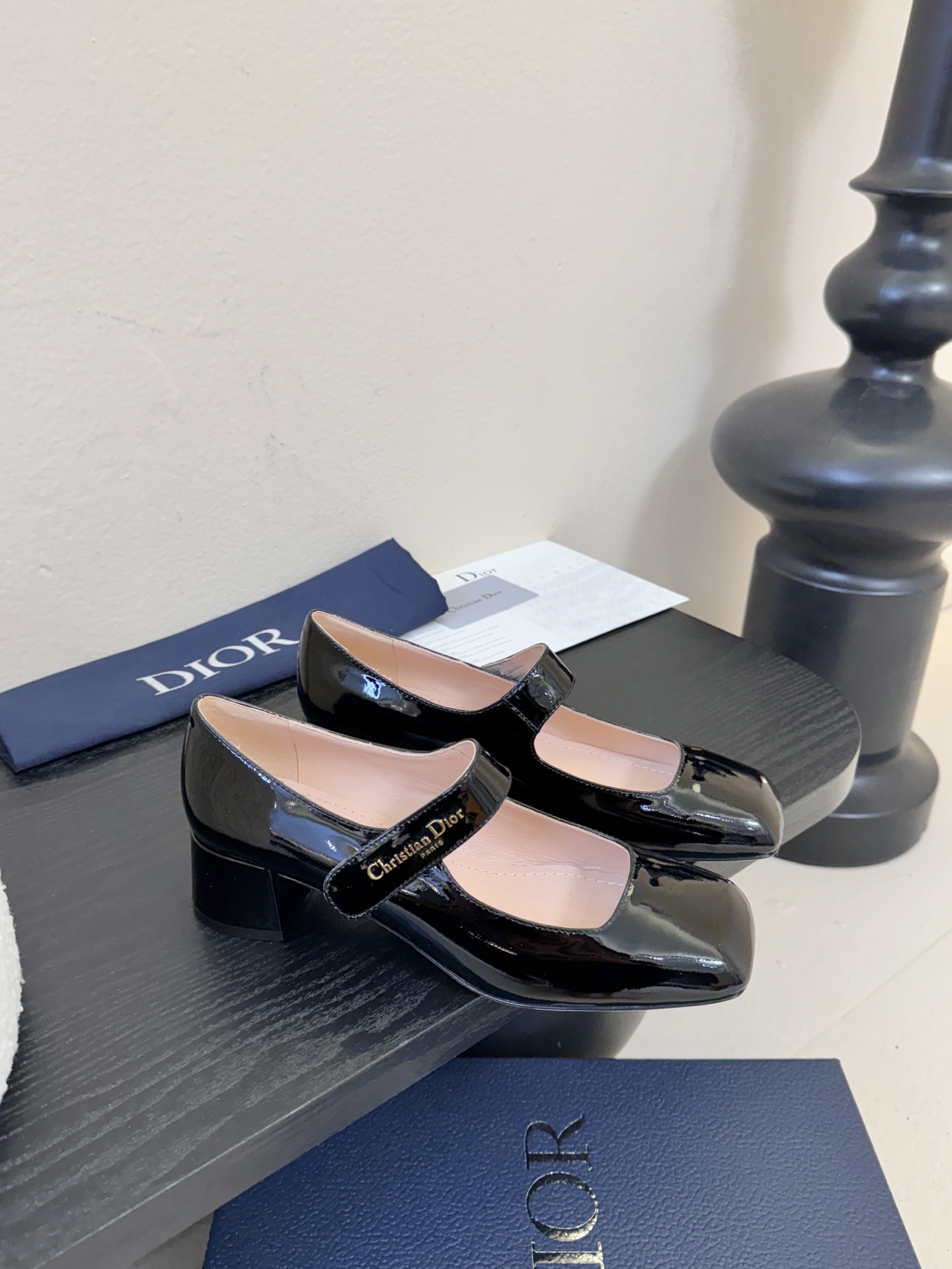 Dior/迪奥新品玛丽珍这款鞋以利落廓形重塑女性力量美学鞋跟高度拿捏得宜 既衬出修长腿线每一步都带着不刻