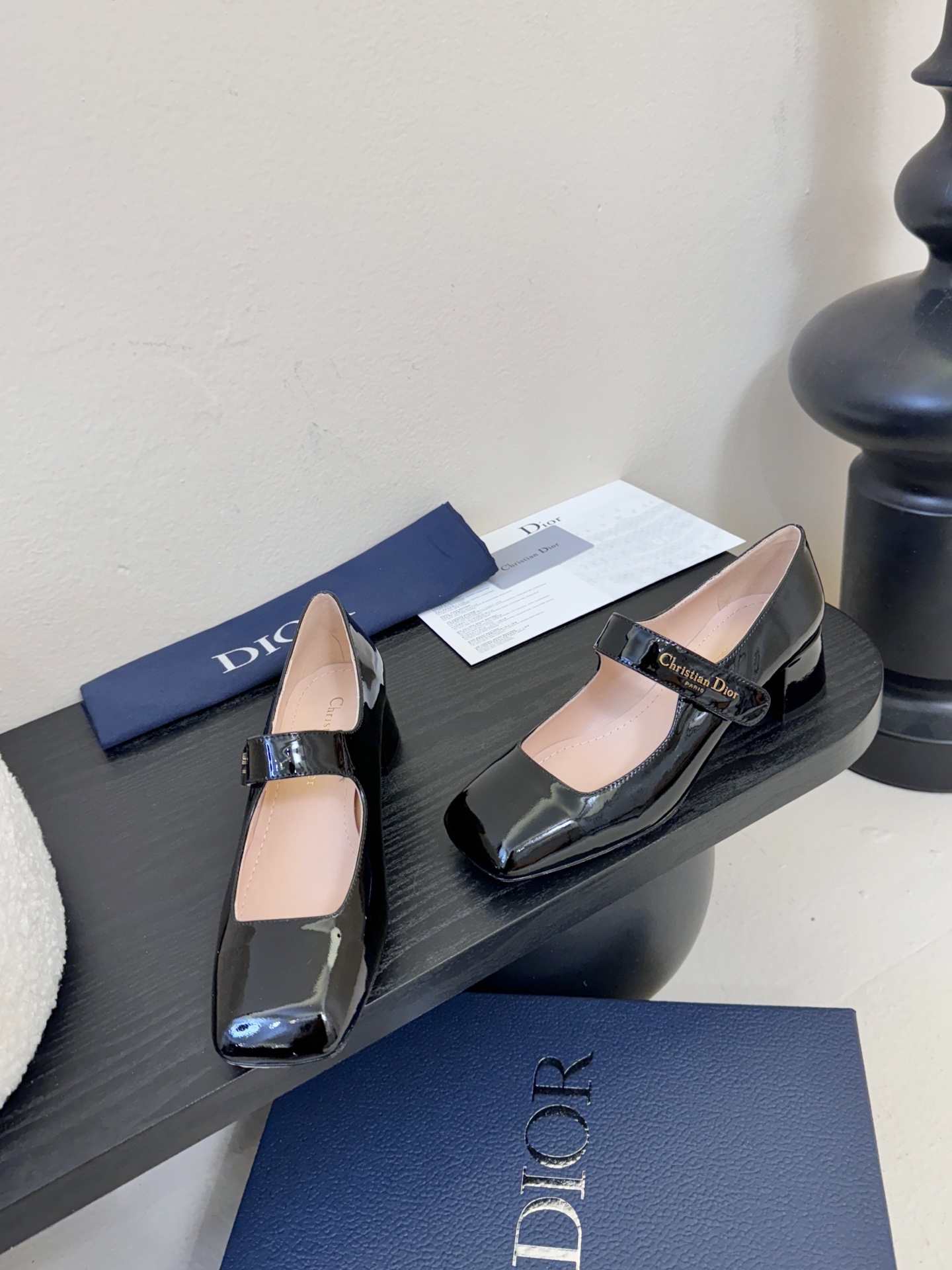 Dior/迪奥新品玛丽珍这款鞋以利落廓形重塑女性力量美学鞋跟高度拿捏得宜 既衬出修长腿线每一步都带着不刻