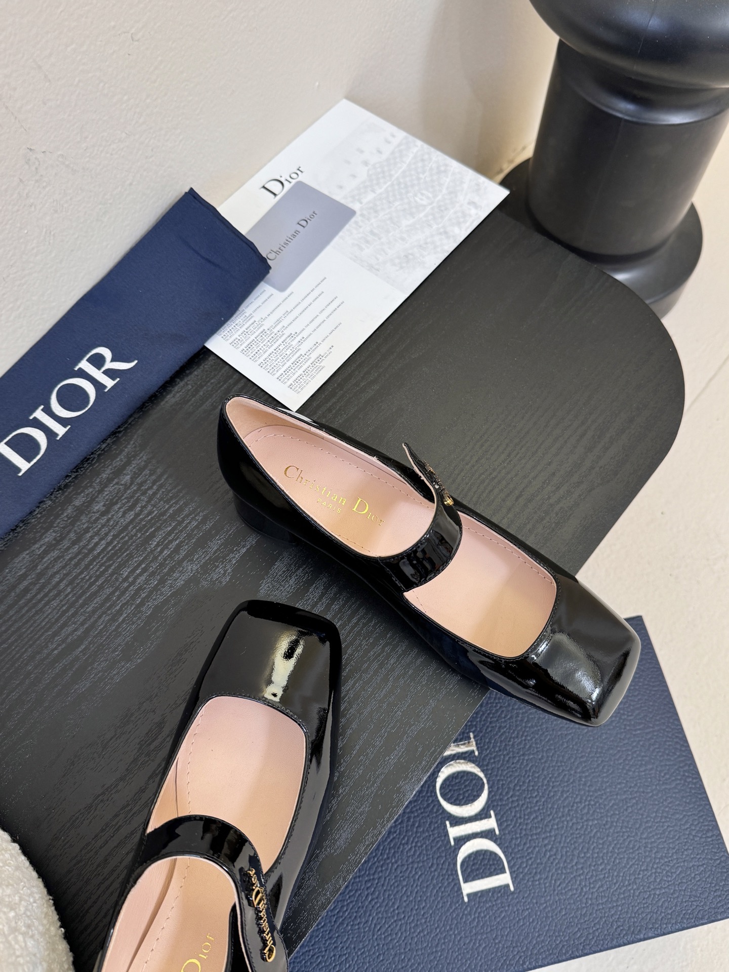 Dior/迪奥新品玛丽珍这款鞋以利落廓形重塑女性力量美学鞋跟高度拿捏得宜 既衬出修长腿线每一步都带着不刻