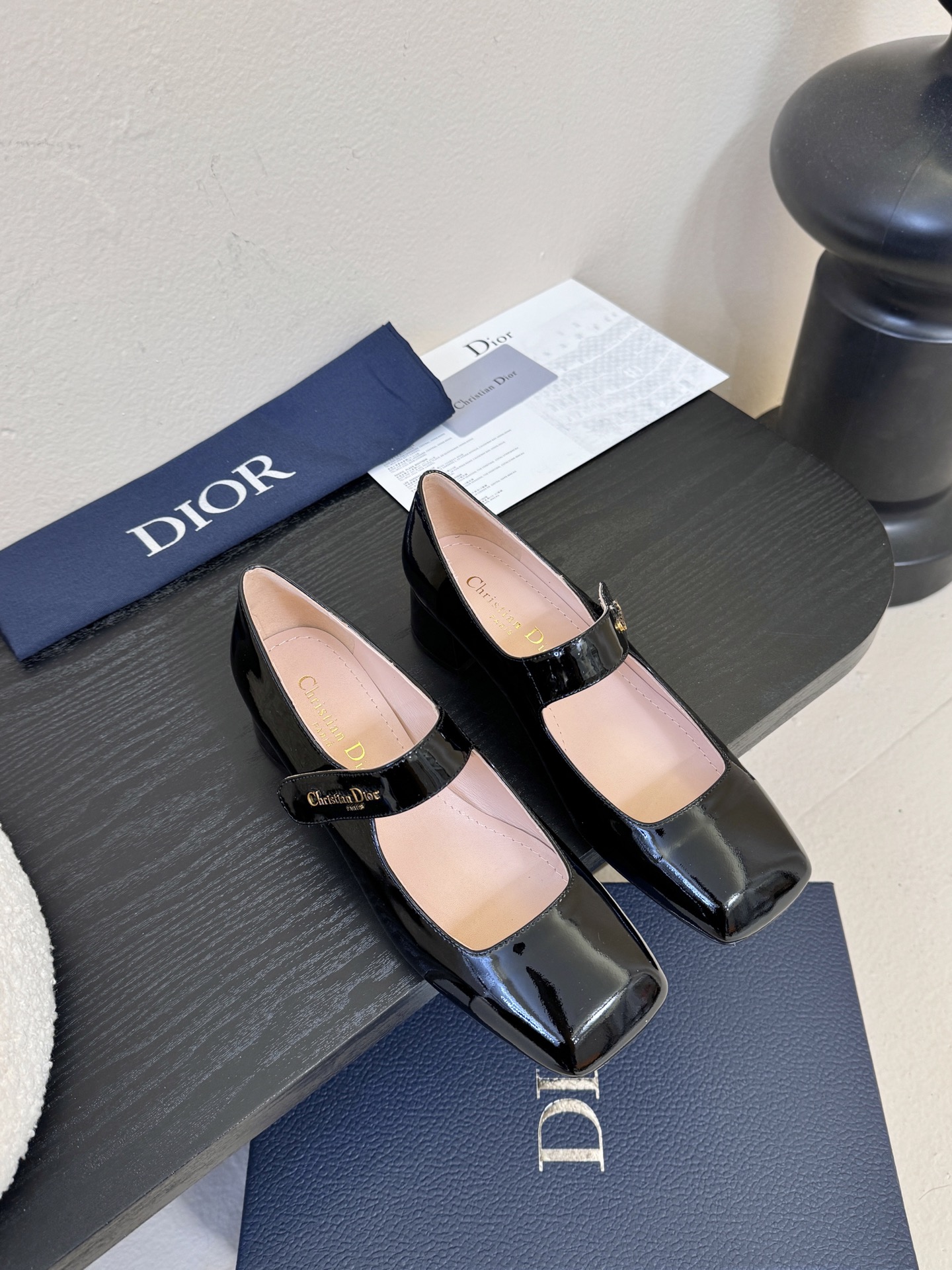 Dior/迪奥新品玛丽珍这款鞋以利落廓形重塑女性力量美学鞋跟高度拿捏得宜 既衬出修长腿线每一步都带着不刻