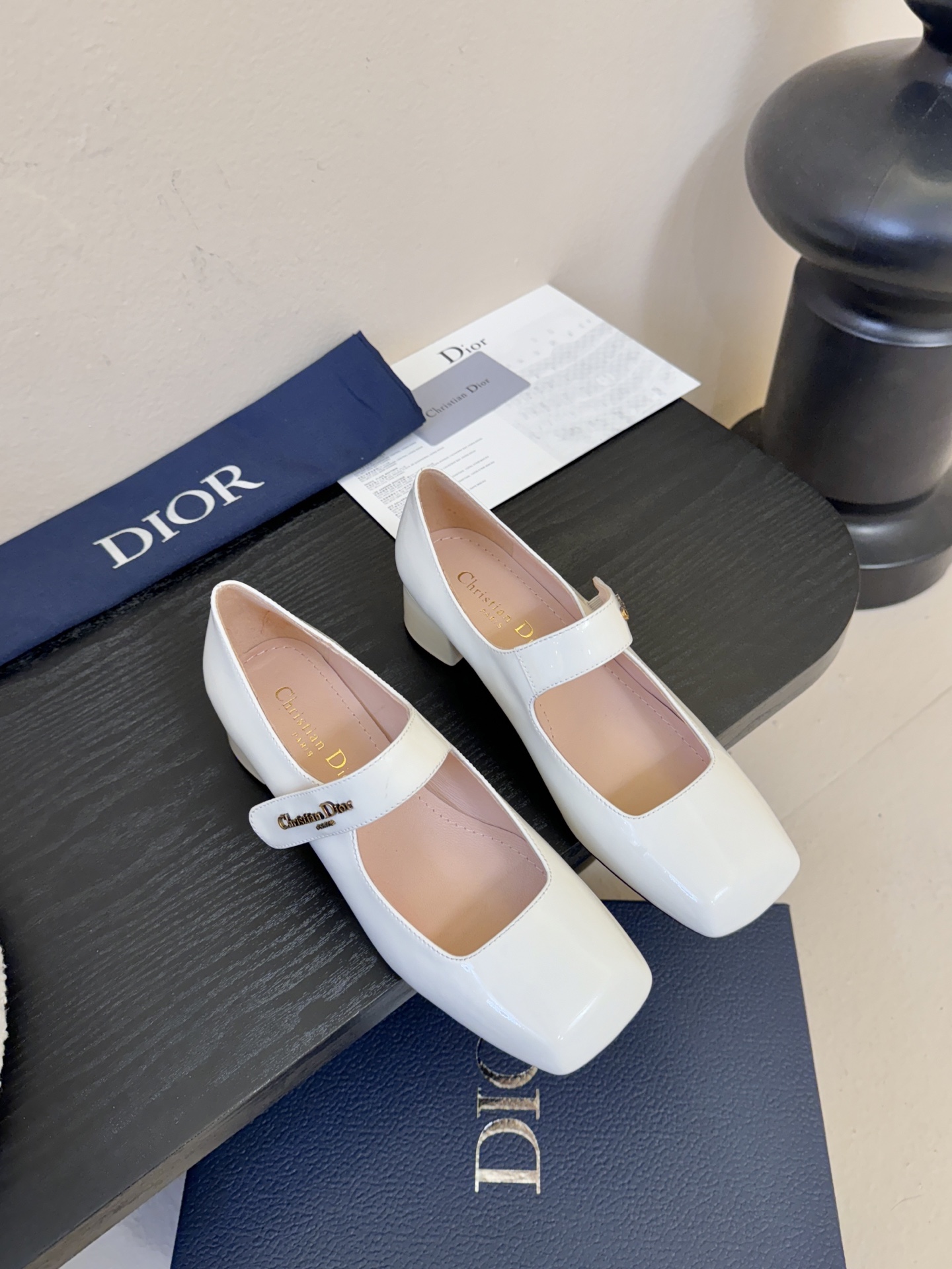 NO:648421,Dior/Dior's new product Mary Jane, this shoe reshapes the aesthetics of female power with a neat silhouette. The heel height is just right, which not only highlights the slender leg line, but also brings an unintentional aura with every step. The eye-catching metal CD letter logo on the toe is a high-gloss expression of the brand gene. It wins with the classic logo and smooth shoe shape. It not only echoes Dior's insistence on simple elegance, but also hides the independent edge of contemporary women. Whether it is worn in the workplace with a suit or skirt, it shows a professional aura.  Whether it's a dinner party dress that shines brightly, this pair of high heels can be the finishing touch of the look, bringing elegance with edge and focus. The fabric is made of original customized patent leather, and the lining of the tiptoes is all sheepskin. Italian imported genuine leather outsole size35-39 (customized 40/41), single shoes, dior, dior, mary jane, high heels, skirts, business suit, sheepskin, Leather soles19860909Dior/迪奥新品玛丽珍 这款鞋以利落廓形重塑女性力量美学 鞋跟高度拿捏得宜 既衬出修长腿线 每一步都带着不刻意的气场. 鞋头醒目的金属CD字母标识 是品牌基因的高光表达 以经典标识与流畅鞋型取胜 既呼应了Dior对简约优雅的坚守 又暗藏当代女性的独立锋芒. 无论是职场搭配西装套裙彰显专业气场 还是晚宴适配礼服绽放高光时刻 这双高跟鞋都能成为造型的点睛之笔 让优雅自带锋芒与焦点. 面料采用原版定制漆皮 内里踮脚均为羊皮 意大利进口真皮大底 size35-39（40/41定制）,单鞋,dior,dior,mary jane,high heels,skirts,business suit,sheepskin,Leather soles,Women's Shoes