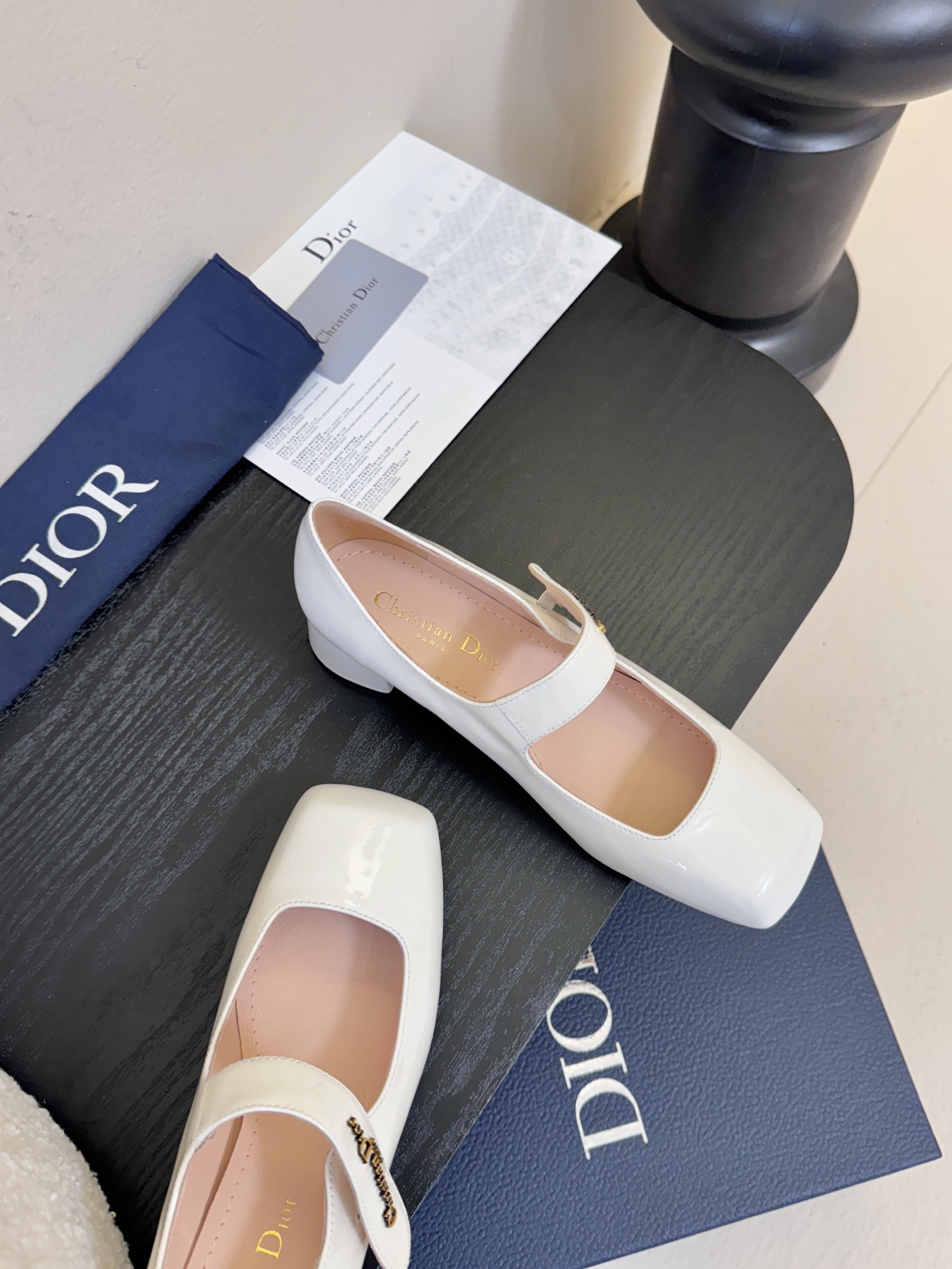 Dior/迪奥新品玛丽珍这款鞋以利落廓形重塑女性力量美学鞋跟高度拿捏得宜 既衬出修长腿线每一步都带着不刻