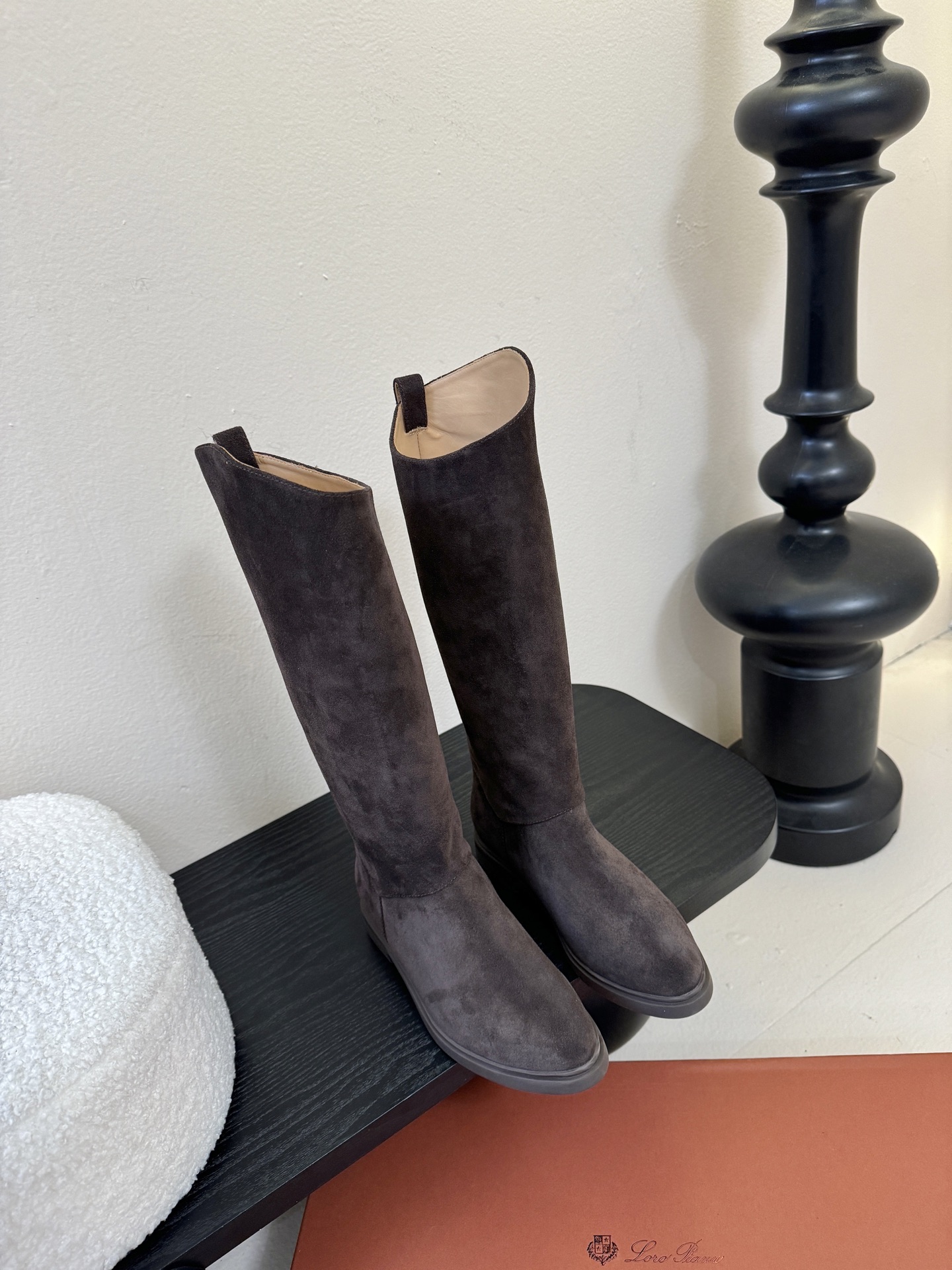 NO:648957,Cowhide Niujing Loro Piana new arrival in autumn and winter ~ knight boots, a must-have boots for autumn and winter!  Cool and stylish combat boots, not too shabby, the leather is soft. Who can resist this pair of Loro Piana boots! The high-grade leather texture is full, with elegant buffs and exquisite buckle embellishments, and the details are full of ingenuity. They are comfortable on the feet and show off the shape of the legs. They are perfect when paired with skirts and trousers. Wear them, as if you can start an elegant urban roaming at any time ~ #LoroPiana诺娜雅#老钱风#  Material cowhide, cowhide lining, original outsole!  Size: 35-41, boots, loro piana, boots, skirts, cowhide19860909牛皮 牛京 Loro Piana 秋冬新品～骑士靴 秋冬搭配神器,必备长靴！酷飒有范儿的战靴 ,简直不要太飒 ,皮质柔软. 谁能拒绝 Loro Piana这双长靴啊! 高级革质感拉满,自带优雅buff★精致扣饰点缀,细节处尽显匠心 上脚舒适又显腿型,搭配裙装裤装都很绝 穿上它,仿佛随时能开启一场优雅的都市漫游~ #LoroPiana诺悠翩雅#老钱风# 材质牛皮,内里牛皮,原版大底！ 码数size: 35-41,靴子,loro piana,boots,skirts,cowhide,Women's Shoes